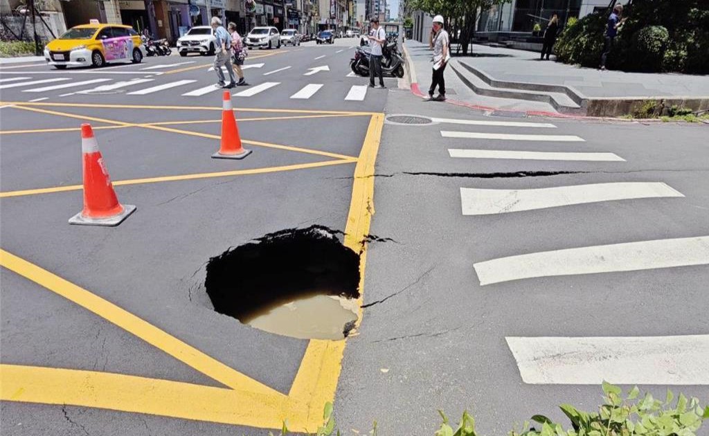 台北市長春路今上午驚現路面坑洞，坑內不斷有水冒出。（翻攝畫面）