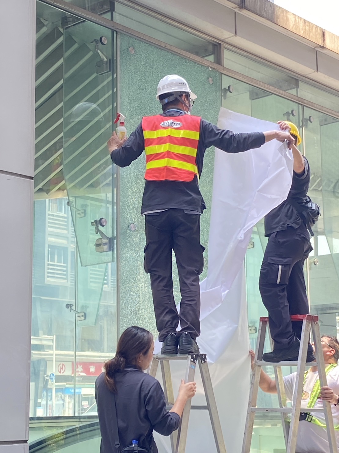 大地震造成多處建築物玻璃碎裂，外出需要特別注意。（讀者提供）