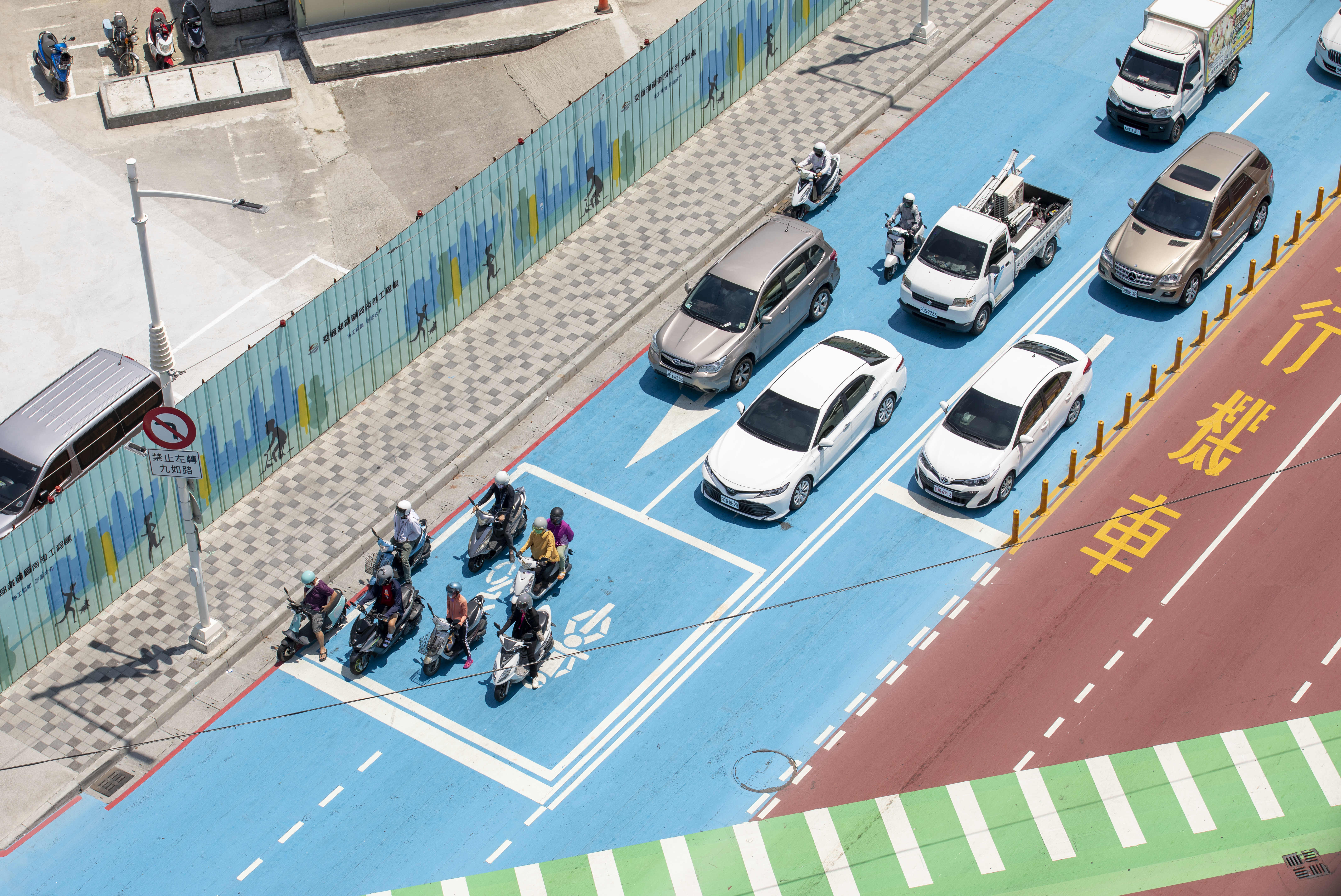 網友不滿肇事罰則擬加重留言批評，交通部小編也留言回嗆。（本刊資料照）