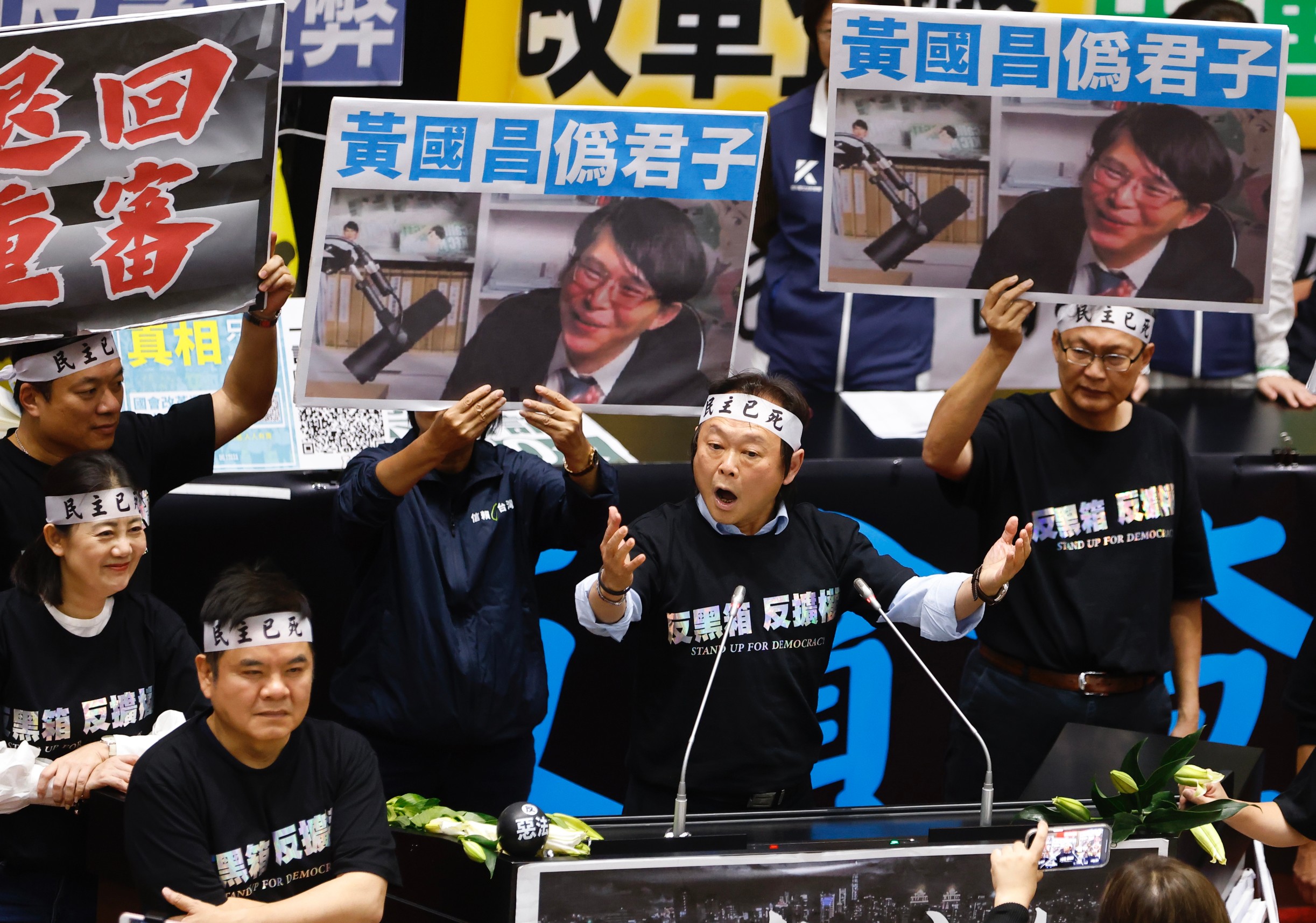 王世堅晚間發言，痛斥稱白藍合是「白爛！」