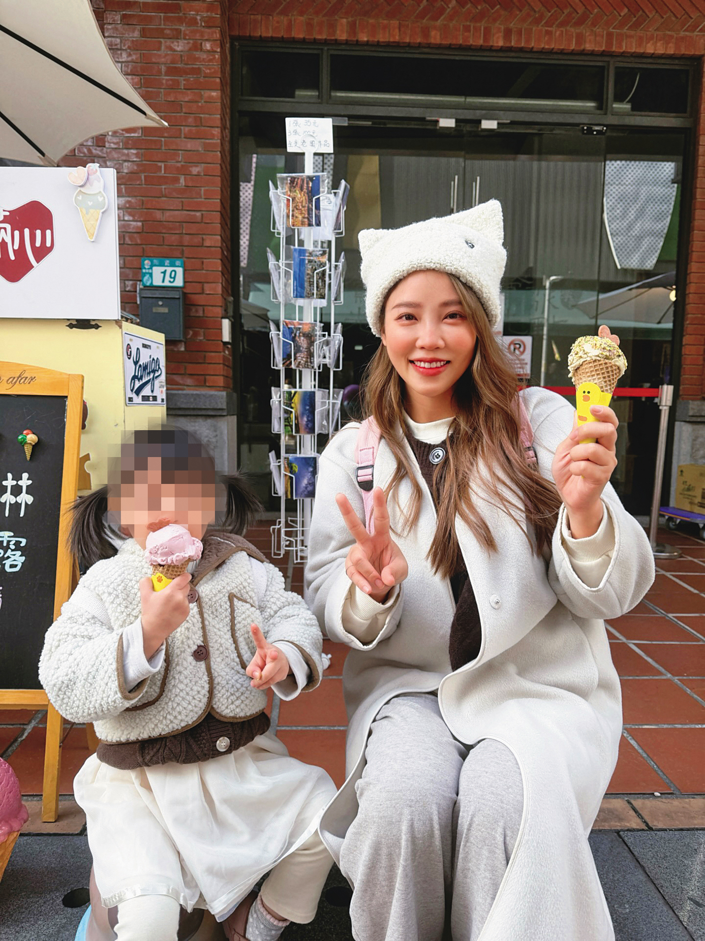 咪妃（右）3年前突然閃婚生下女兒小恩（左），工作以外常帶女兒四處玩。	（翻攝自咪妃臉書）