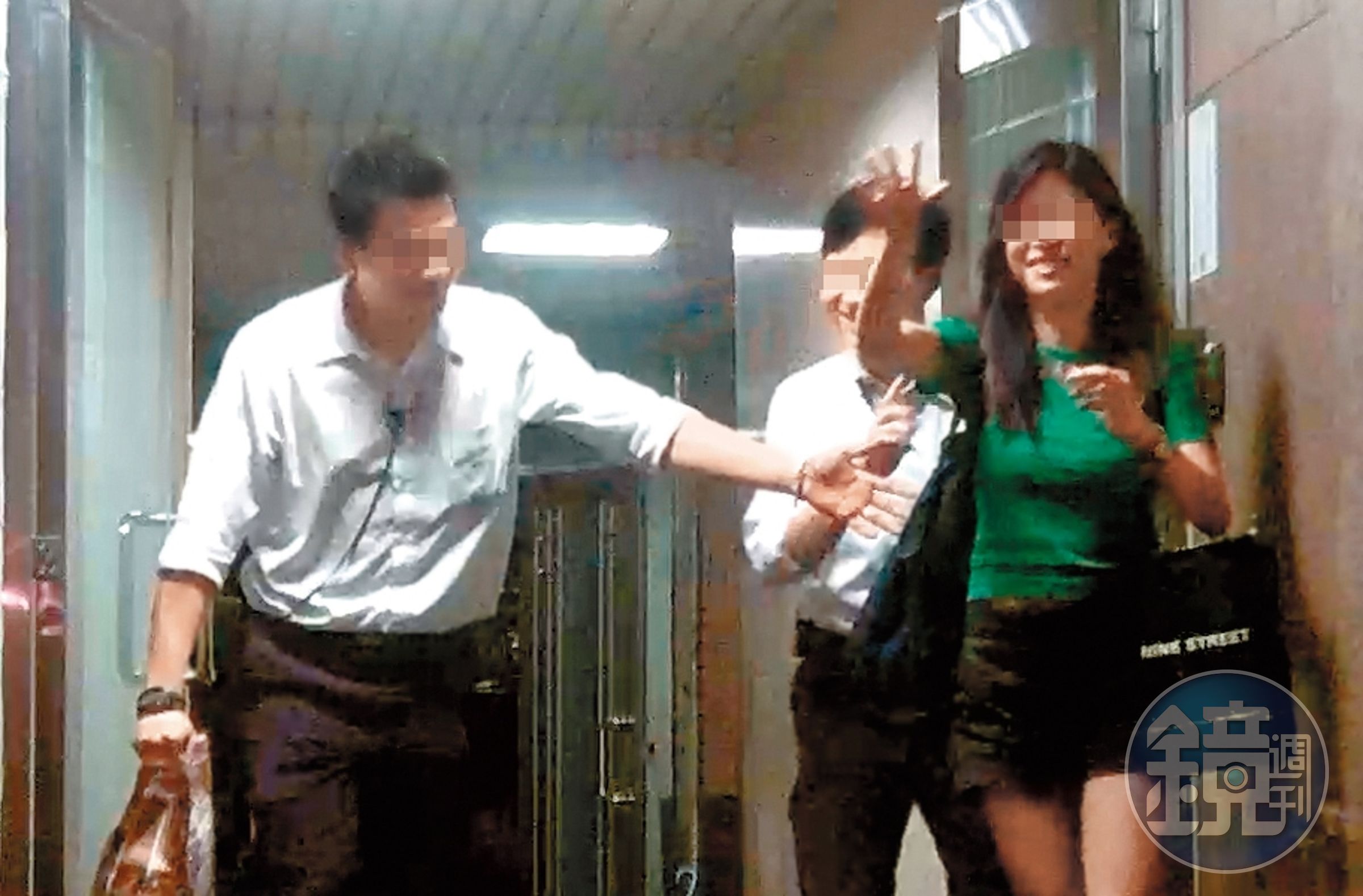 OLA酒吧的老闆娘佳佳（右）過去是酒店名花段玉旗下小姐，交際手腕高明。