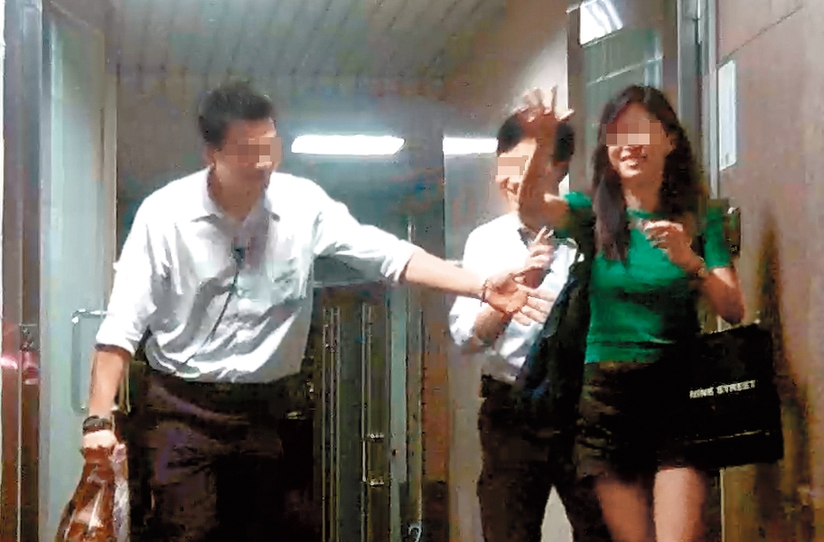 OLA酒吧的老闆娘佳佳（右）過去是酒店名花段玉旗下小姐，交際手腕高明。
