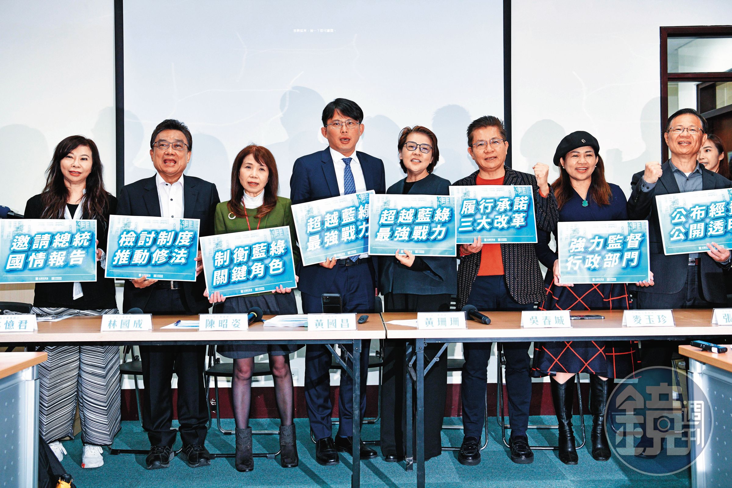 民眾黨8立委開記者會,揭櫫4大改革訴求。不過,這8大金剛立場各異,要說「沒有個人意志」,實在有點天方夜譚。