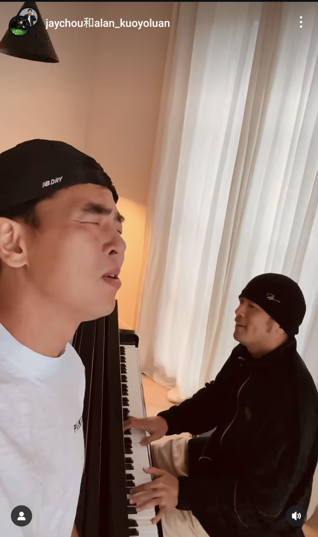  日前周杰倫揪柯有倫合唱升key版的，柯有倫唱到高音時表情超投入。（翻攝周杰倫IG）