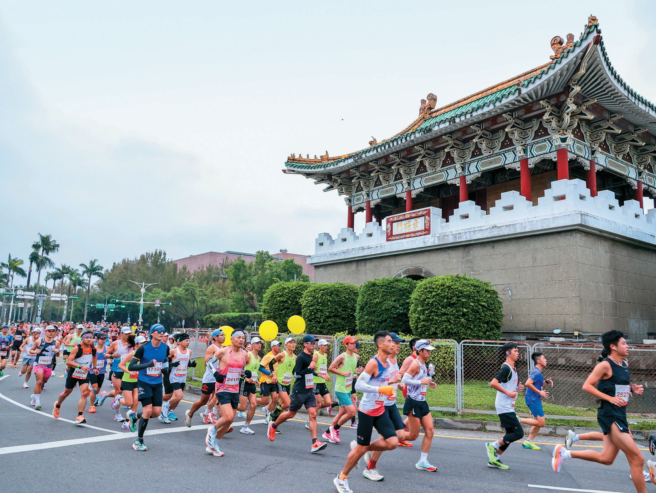 參與台北馬拉松的選手沿著街道體驗台北城市風光。（圖／中華民國路跑協會）