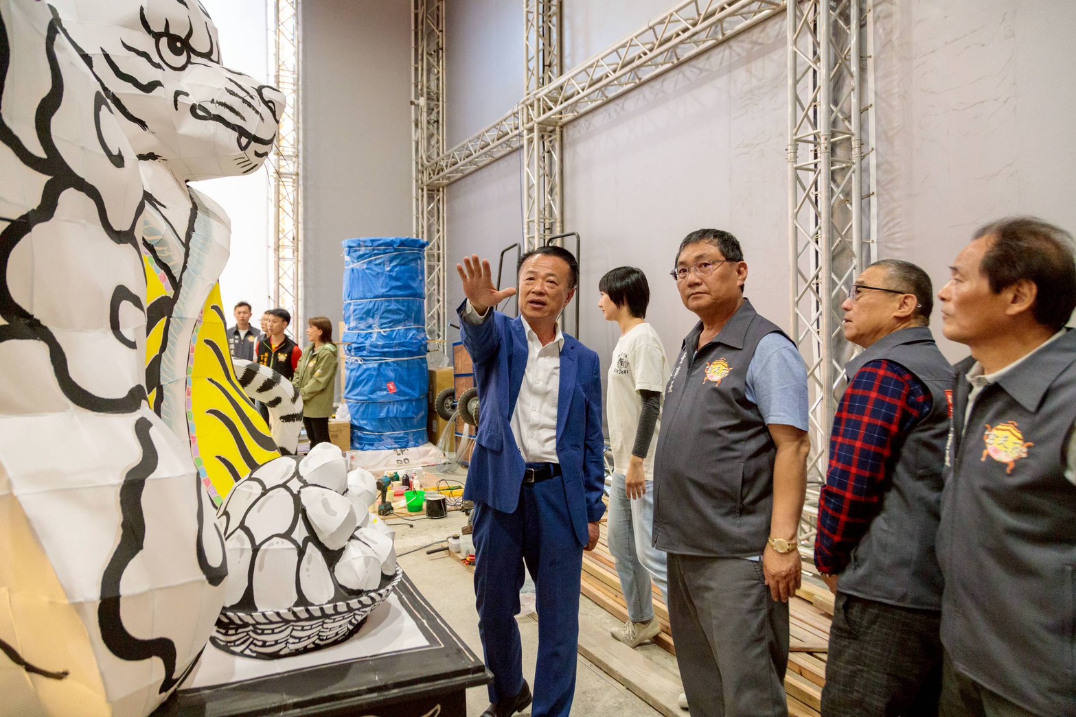 本屆燈會由嘉義縣政府主辦，嘉義縣長翁章梁（左）特別邀請朴子配天宮董事長蔡承宗及董監事團隊，一同前往展區欣賞睡魔製作過程。（文總提供）