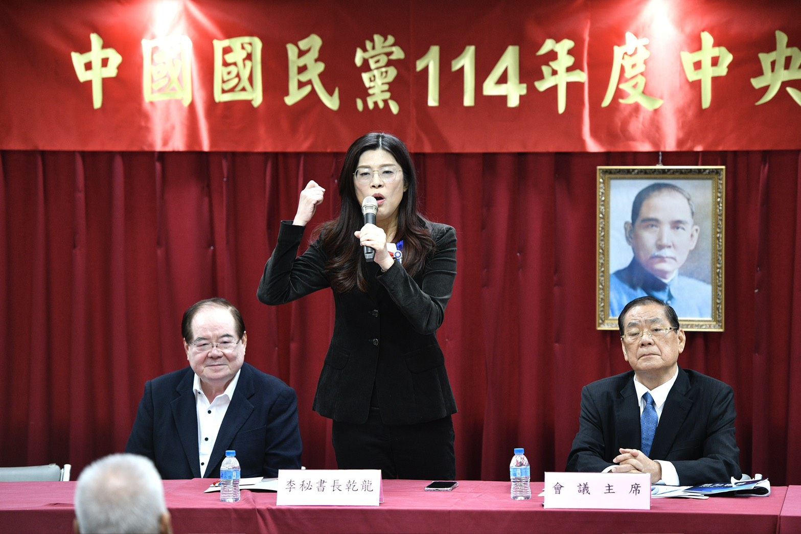 鄭麗文今首度以黨主席身分出席國民黨中評會，喊話2026要翻轉南台灣。（鏡報李智為）