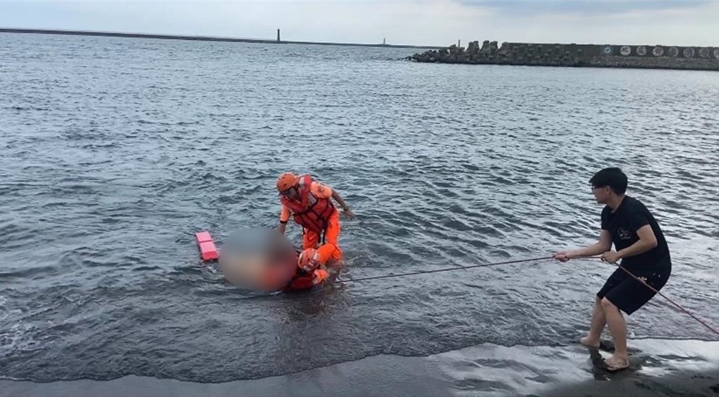 高雄永安鑽石沙灘3日發生民眾在海裡遭野狗攻擊，最終力竭溺斃的憾事。（翻攝畫面）