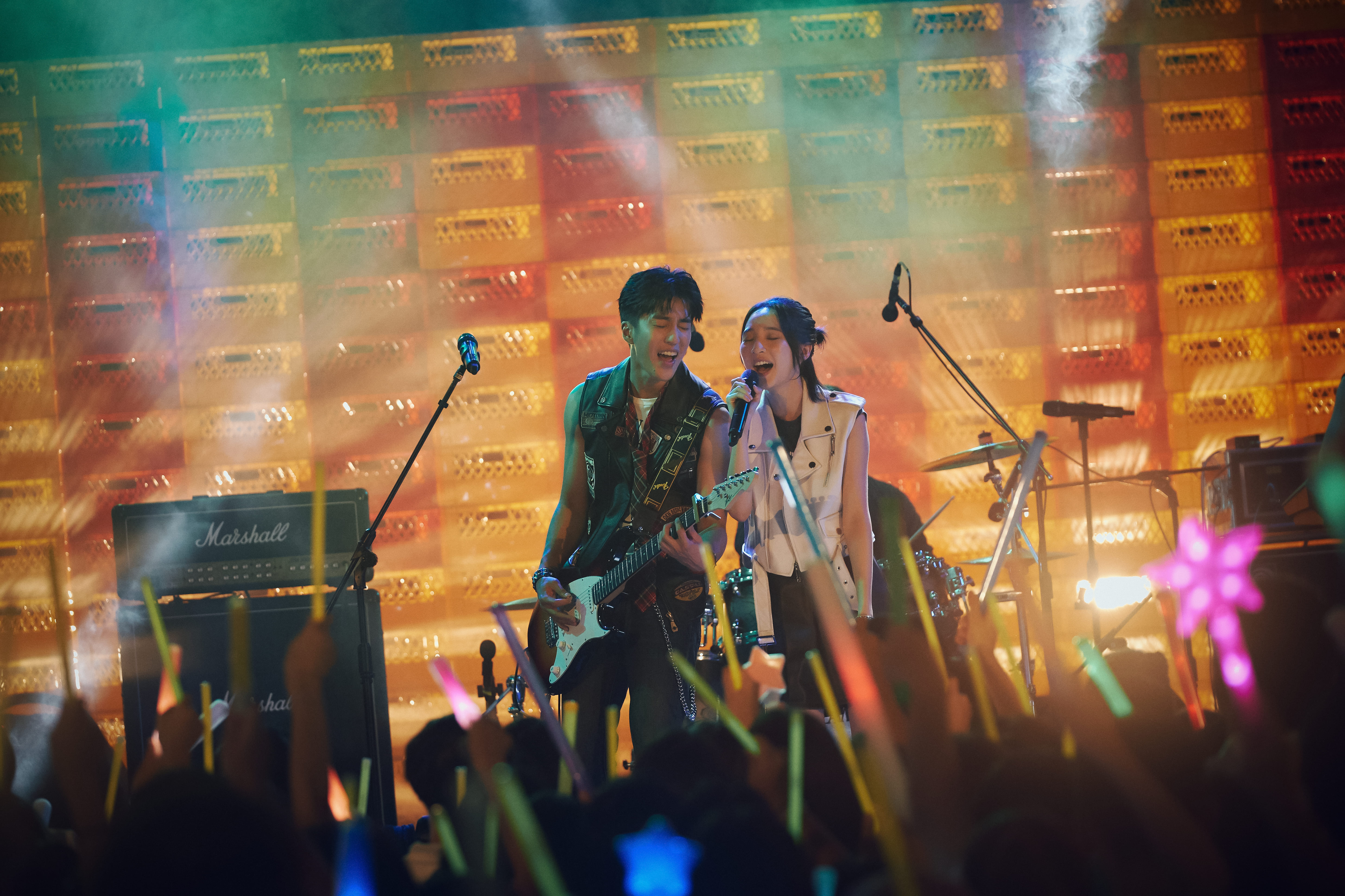 電影主題曲〈不小心〉推出抒情與搖滾2個版本，搖滾版加入李沐合唱，更加青春洋溢。（百薇娛樂提供）