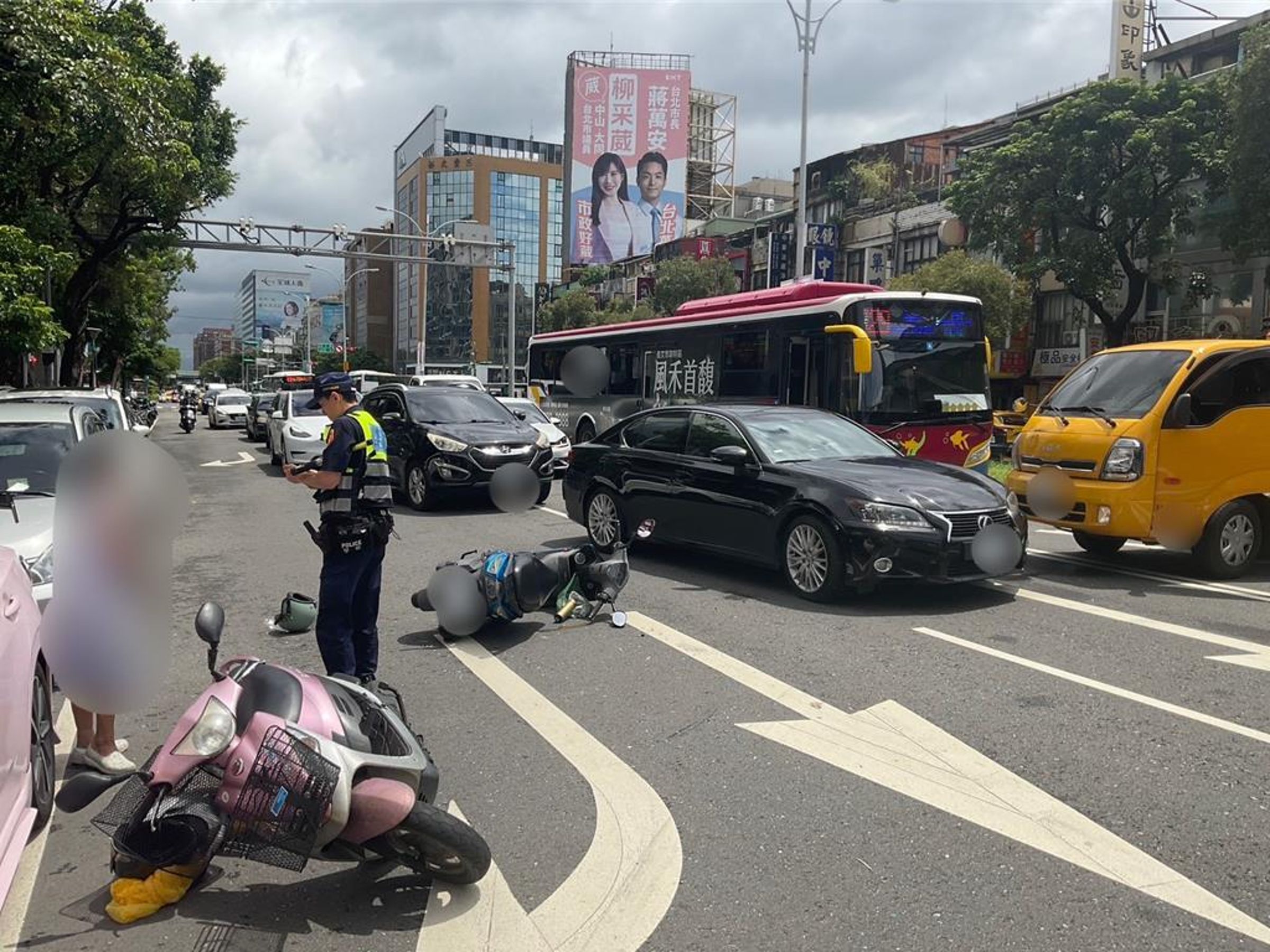 台北市中山區民權東路三段今（5日）上午11時許發生連環車禍。（翻攝畫面）