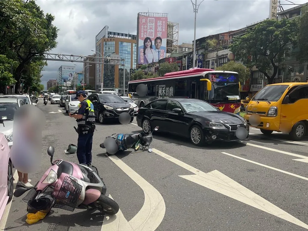 台北市中山區民權東路三段今（5日）上午11時許發生連環車禍。（翻攝畫面）