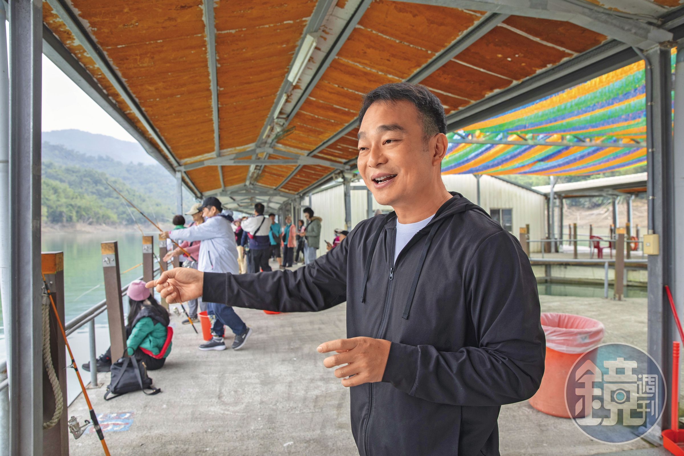 吳倚豪把提琴工坊與旅遊結合，推出釣魚、賞鷹、遊山豬島等體驗行程，讓大埔鄉到訪旅客數逐年攀升。