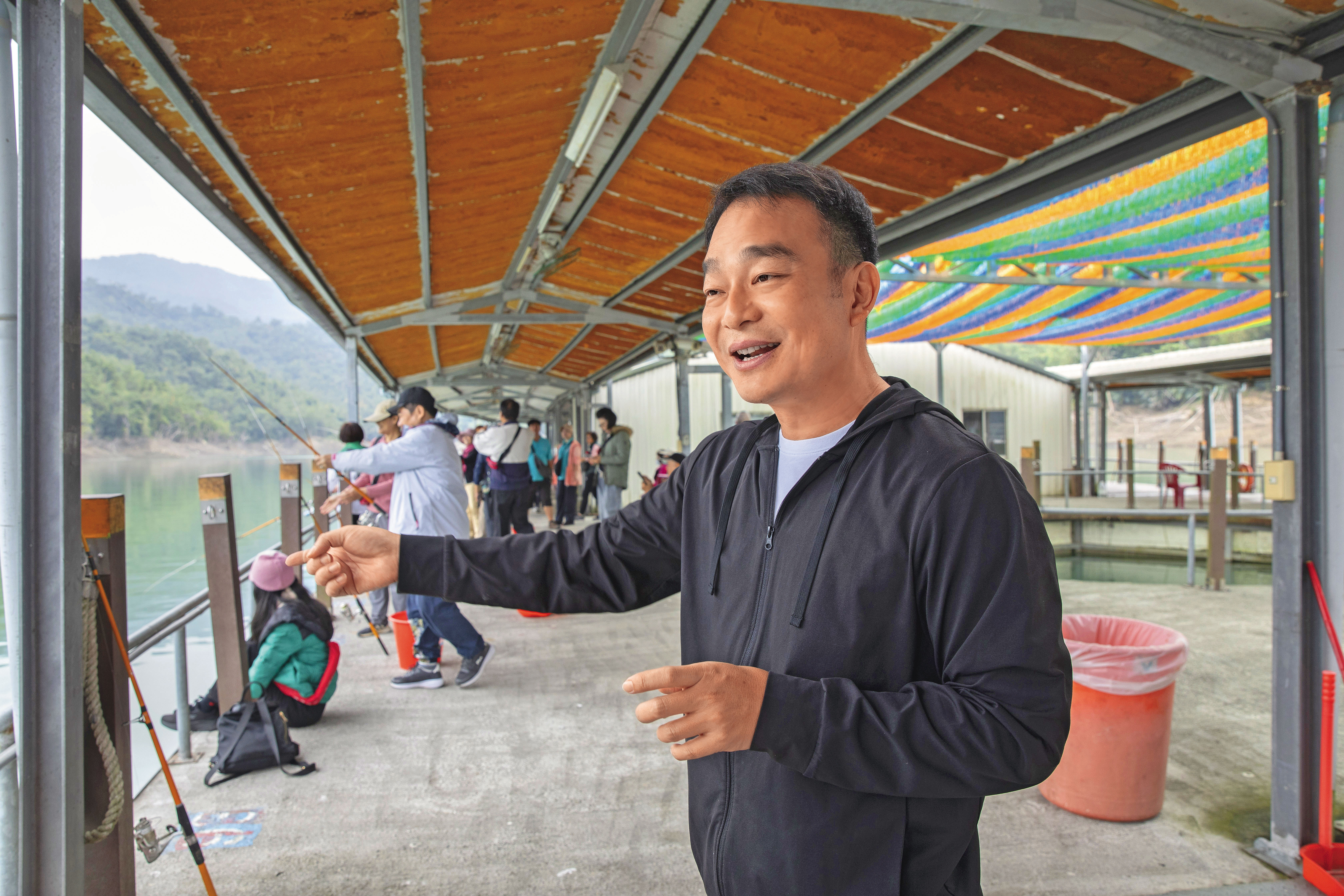 吳倚豪把提琴工坊與旅遊結合，推出釣魚、賞鷹、遊山豬島等體驗行程，讓大埔鄉到訪旅客數逐年攀升。