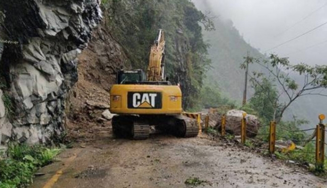 中橫便道19.8K發生多處落石坍塌。（翻攝畫面）