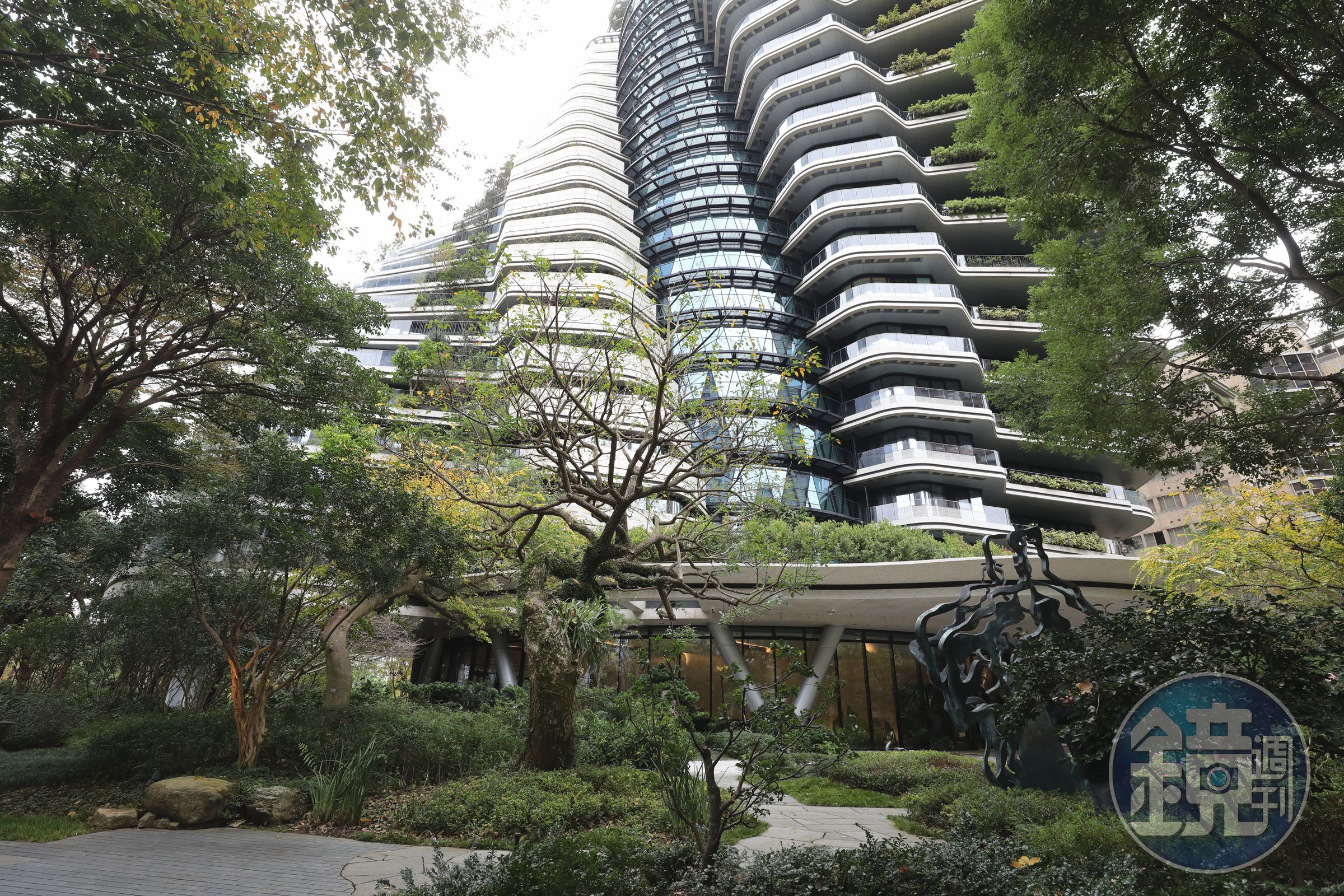 1樓生態庭園佔地近2000坪，設有十米高瀑布、竹編涼亭等等，沿著步道漫步，如同置身都市中的森林祕境。