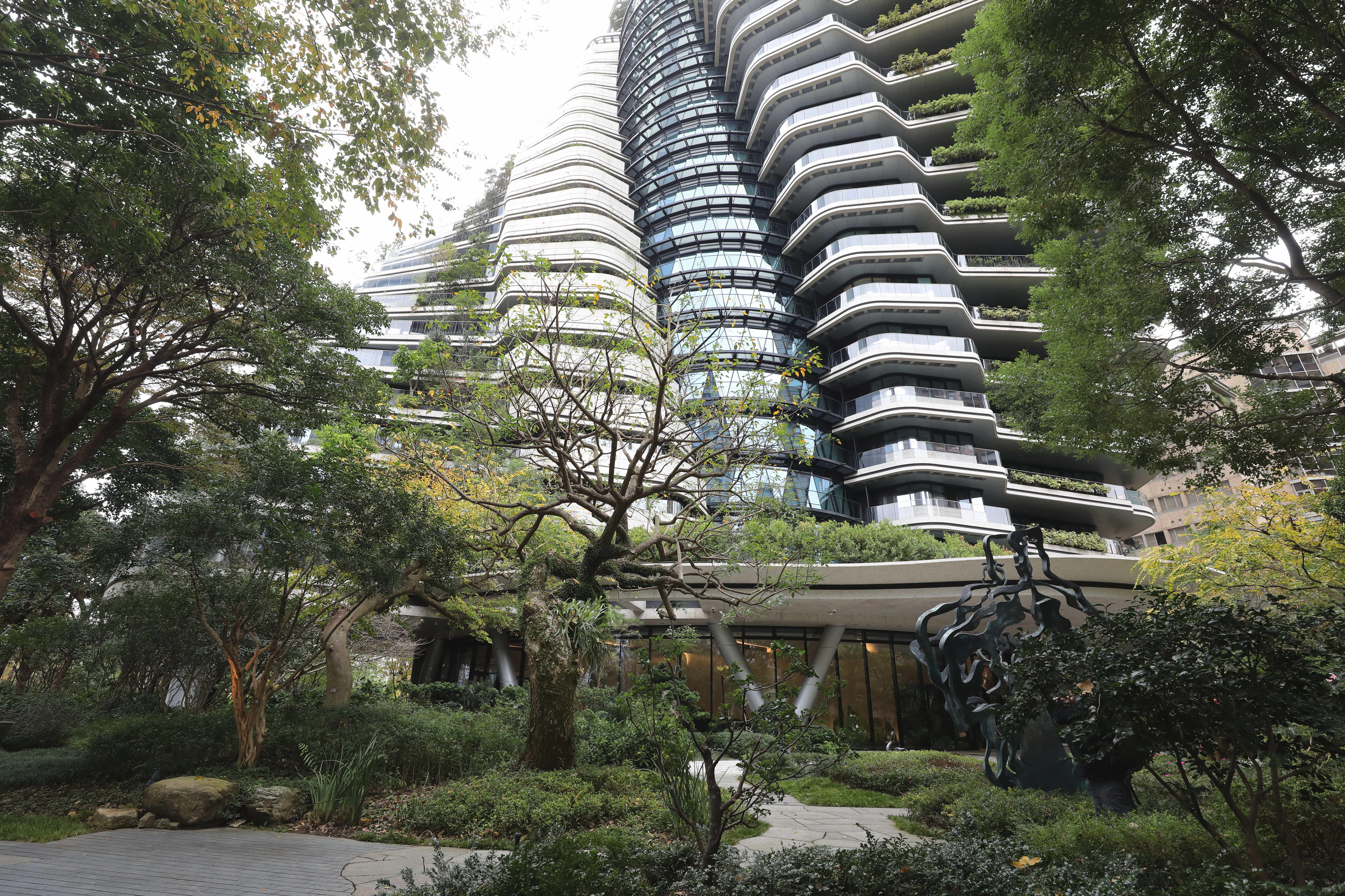 1樓生態庭園佔地近2000坪，設有十米高瀑布、竹編涼亭等等，沿著步道漫步，如同置身都市中的森林祕境。