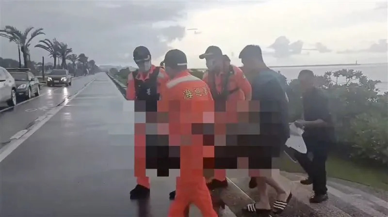 桃園一名酒店妹，被民眾發現陳屍在花蓮知名沙灘上。（翻攝畫面）