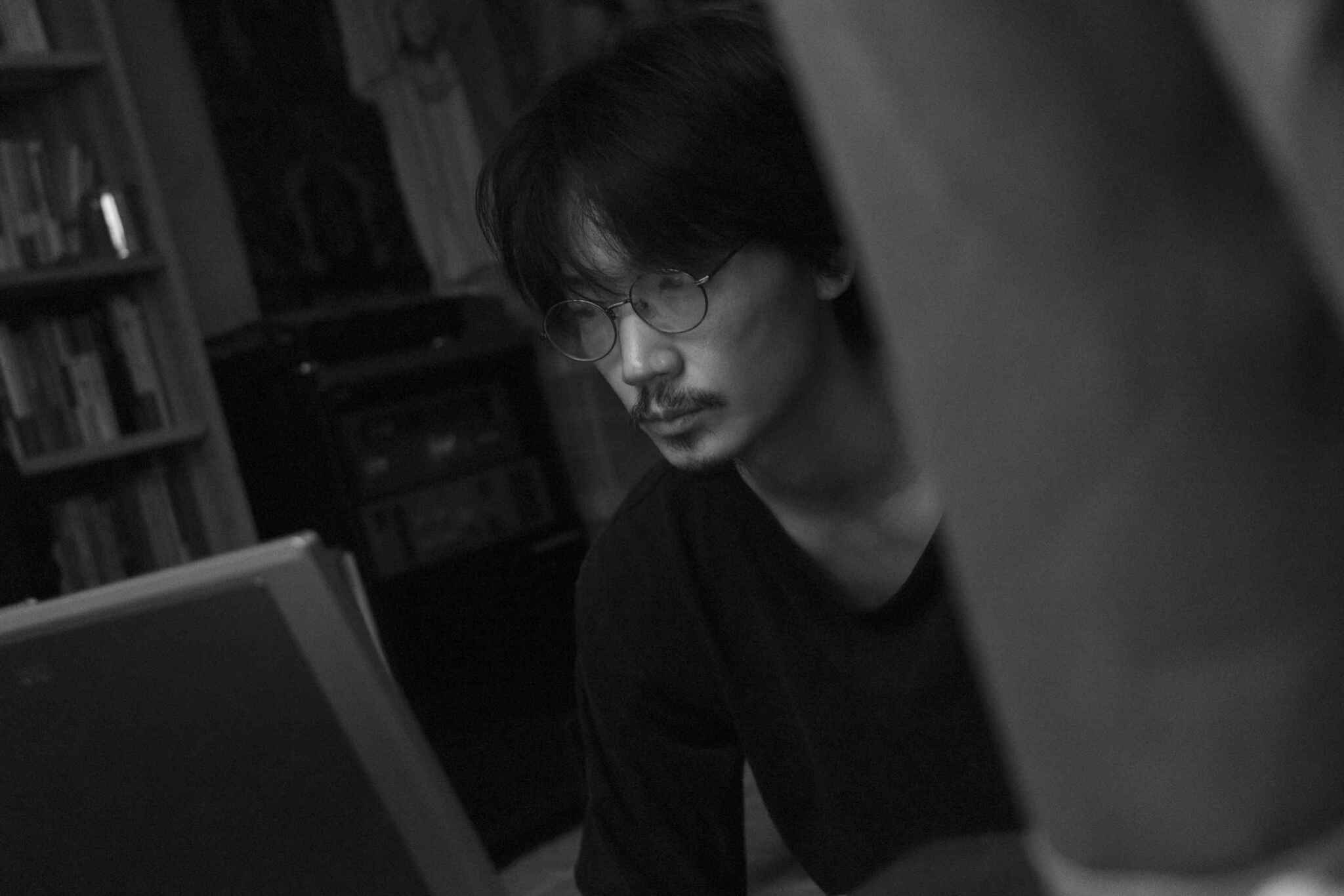 綾野剛在《花腐》飾演5年沒作品的電影導演栩谷，聊起角色相似度，他笑說：「栩谷應該比我更會跟人溝通吧。」（中影提供）
