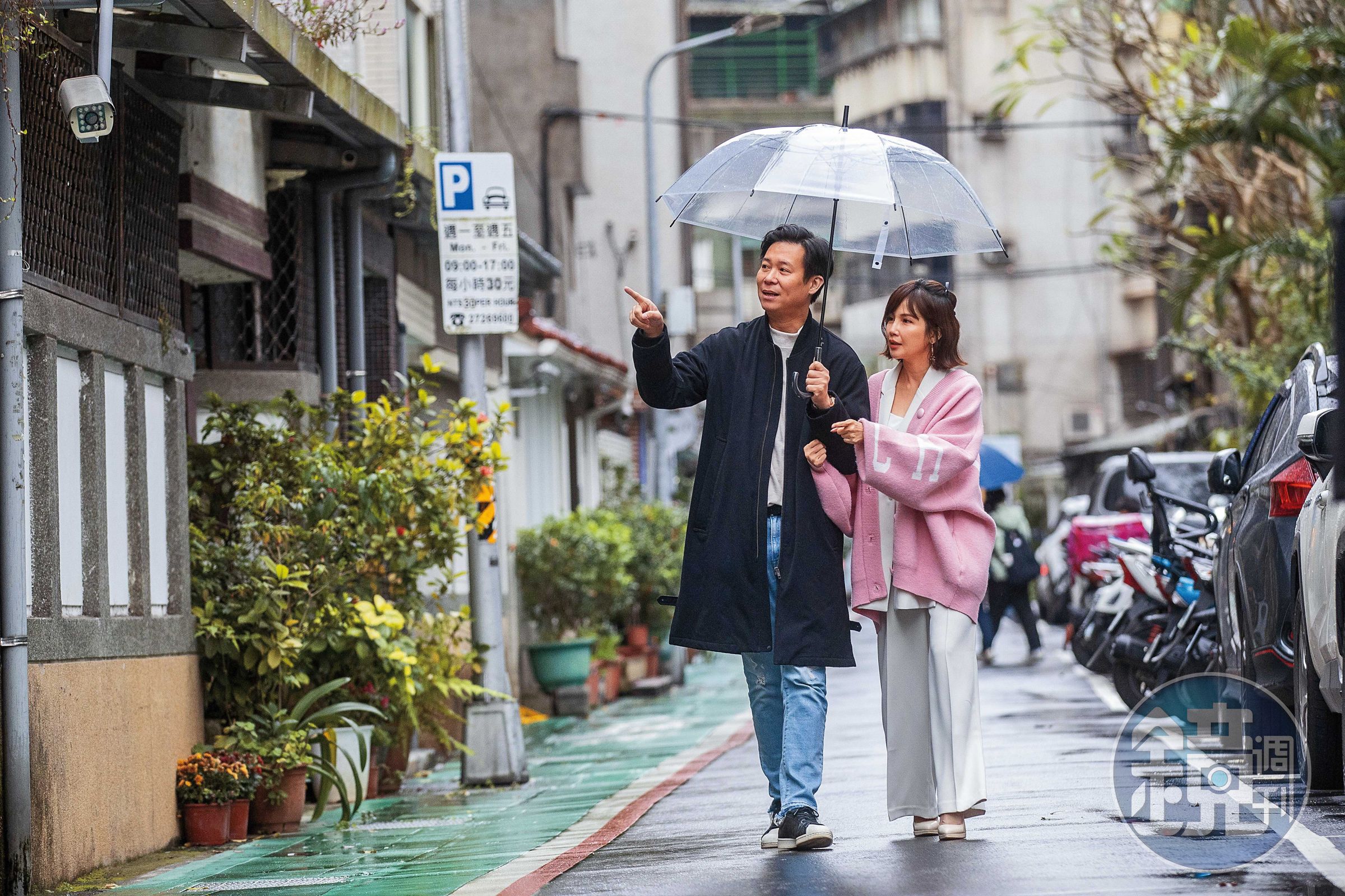 鍾欣怡(右)與先生孫樂欣(左)最大興趣就是看屋,1年至少看百間。