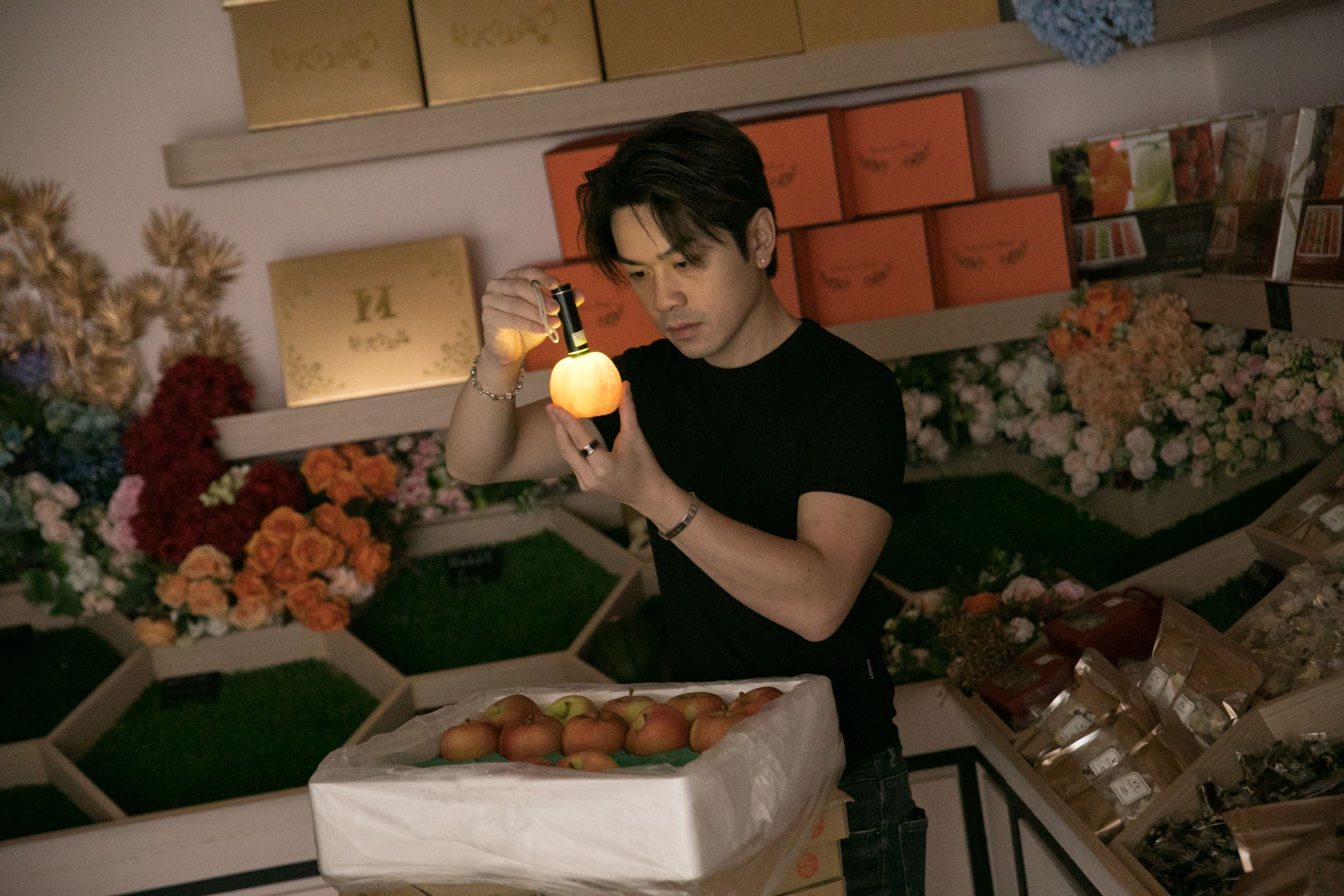 雖然宏祖水果行已是一家販售高級水果及禮盒的貿易公司，但老闆李祖恩仍留著當年吳興街市場的騎樓攤位，除了因為那是他的起家攤外，還說每年光靠賣短期年貨就能賺進不少錢。