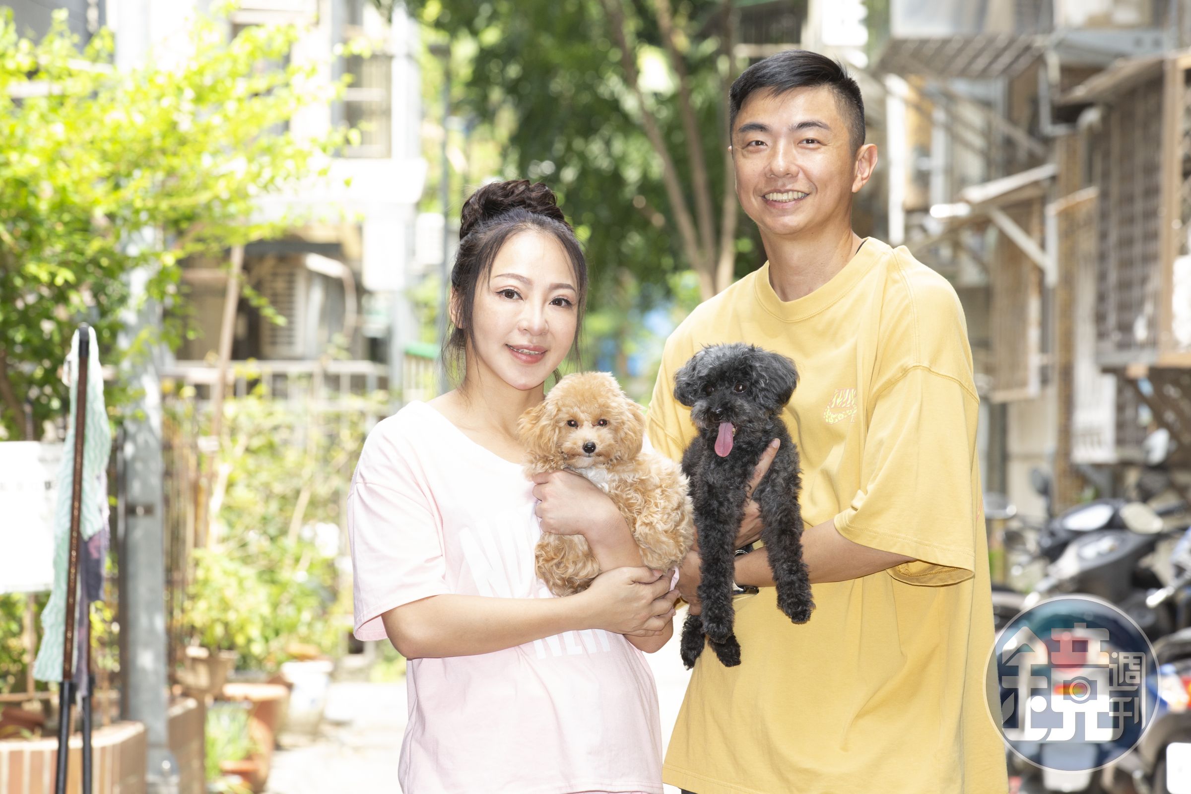 女星妞妞許寀菁(左)帶著兩隻愛犬黑貴賓馬路醬及奶油貴賓奶茶見熊爸,看牠們的爭寵及警戒行為如何改善。