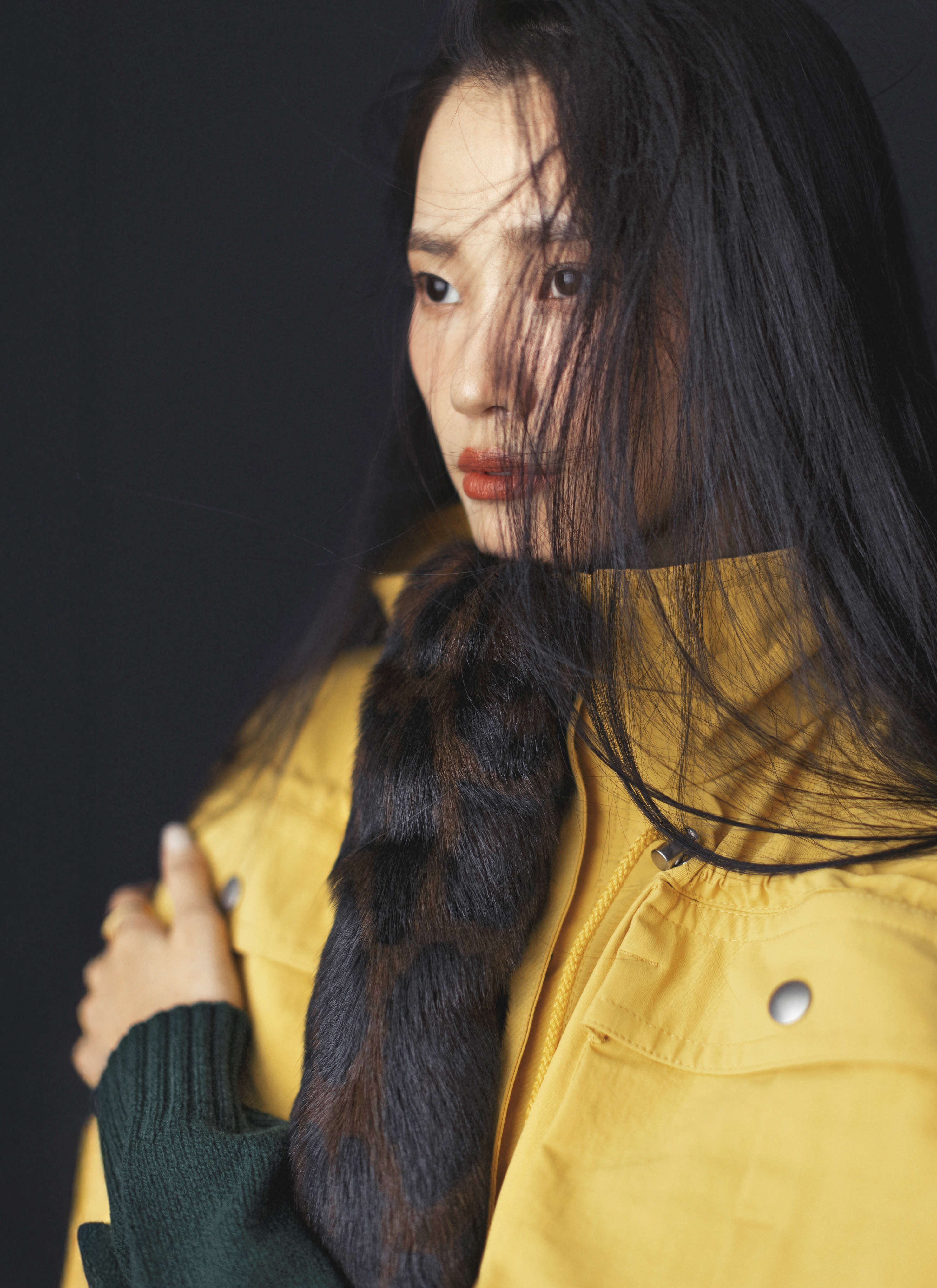 黃色裝飾斗篷 價格店洽;綠色針織衫 價格店洽 all by PRADA。