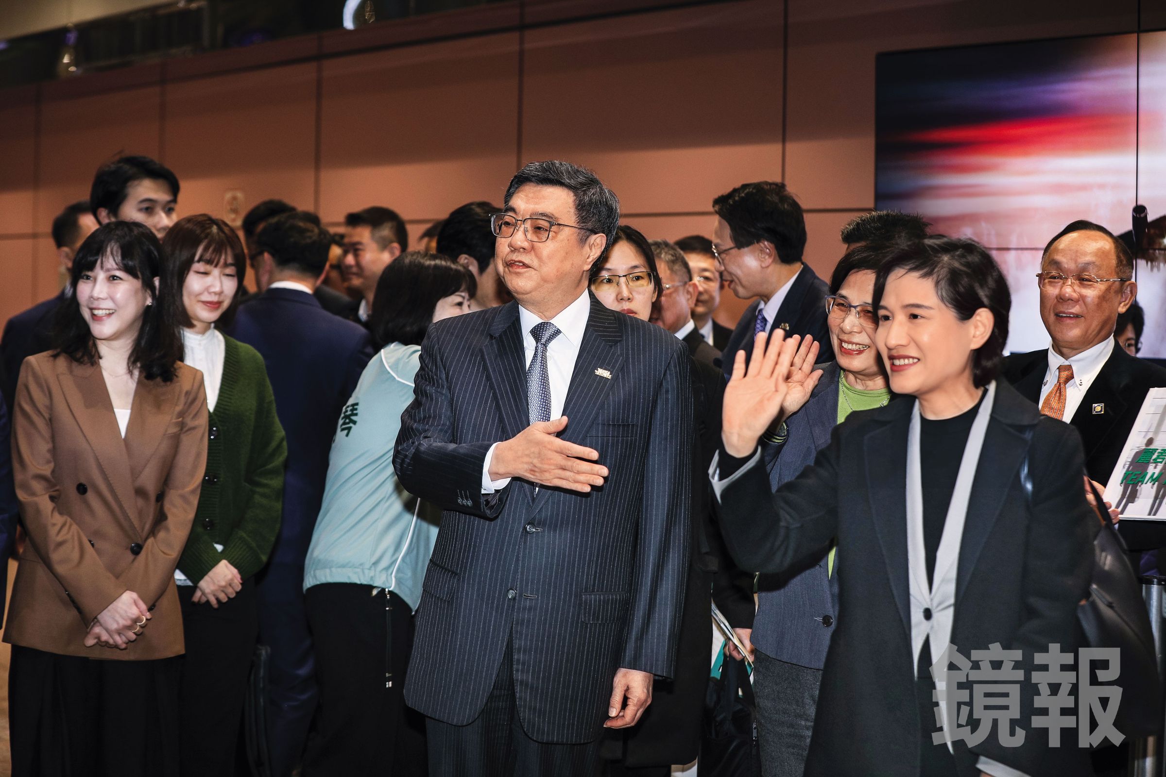 行政院副院長鄭麗君率領的關稅談判團隊,1月19日回國,院長卓榮泰親自接機。(鏡報鄒保祥)