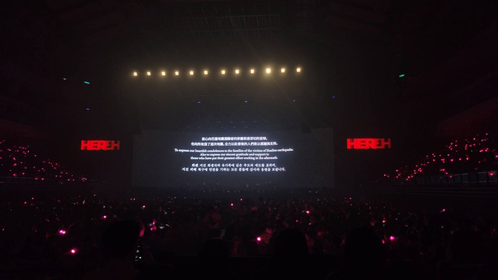 第一場演唱會結尾，IU以〈Love Poem〉伴以關心花蓮震災的訊息，今日雖然沒有演唱這首歌，但IU對震災的關心仍讓歌迷感到窩心。（讀者提供）