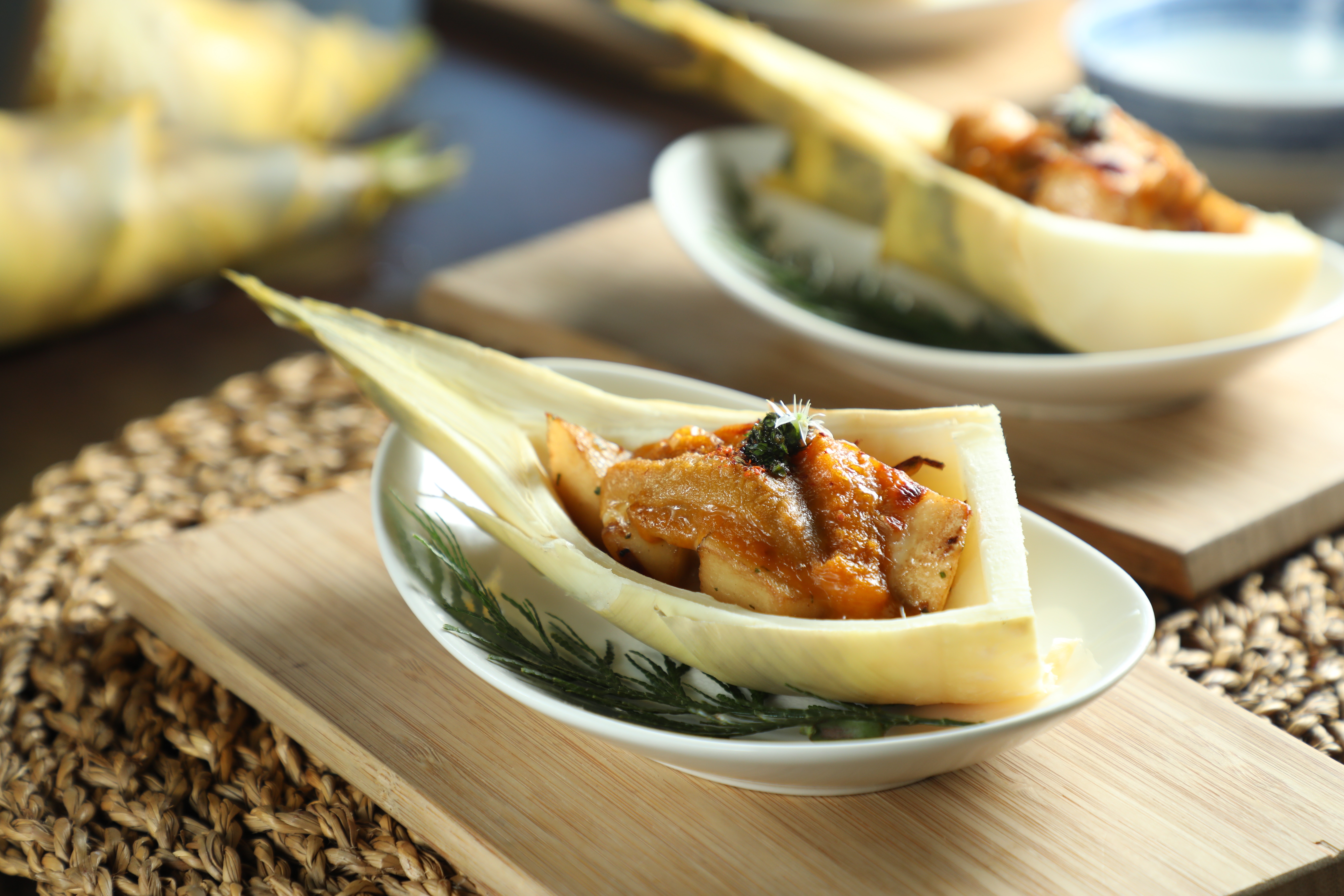 以九層塔醬、韭菜花、海膽添味的綠竹筍，被海葵颱風吹得提早結束，接棒的季節食材是小農種的木鱉果。