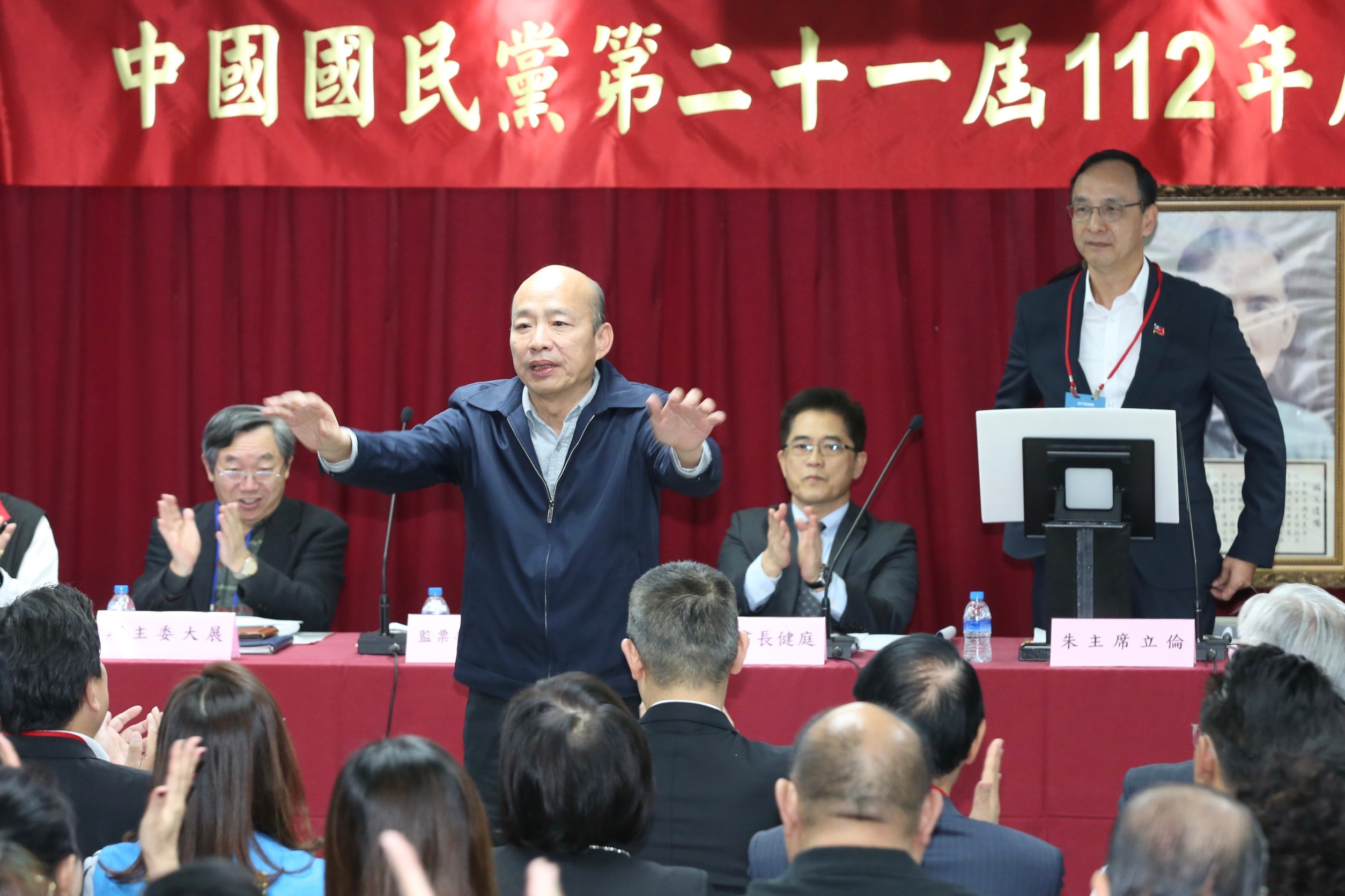 國民黨今召開中常會，公布34席不分區立委名單，包括韓國瑜（中）入列，民進黨對此開砲了。