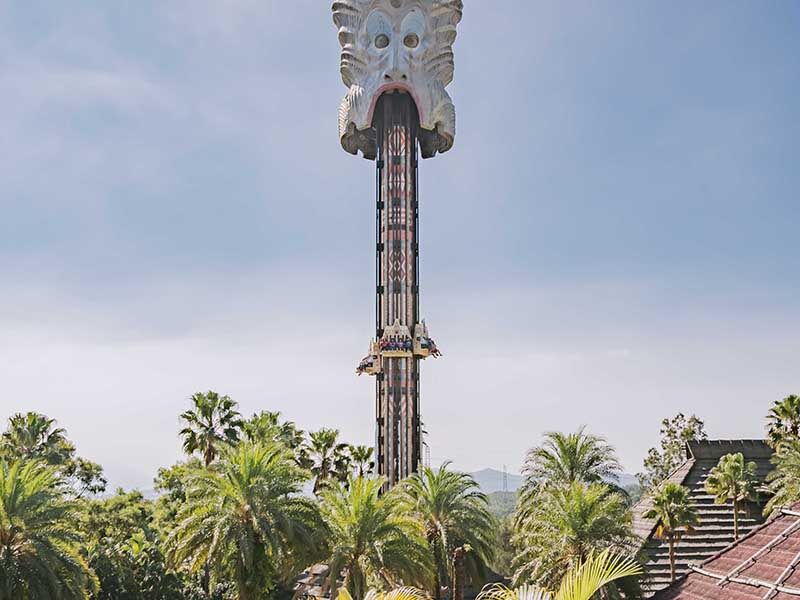 醫師提醒，搭乘雲霄飛車或自由落體等劇烈G力變化的遊樂設施後，若出現頭痛、嘔吐等症狀，應盡速就醫檢查。（示意圖，翻攝自六福村官網）