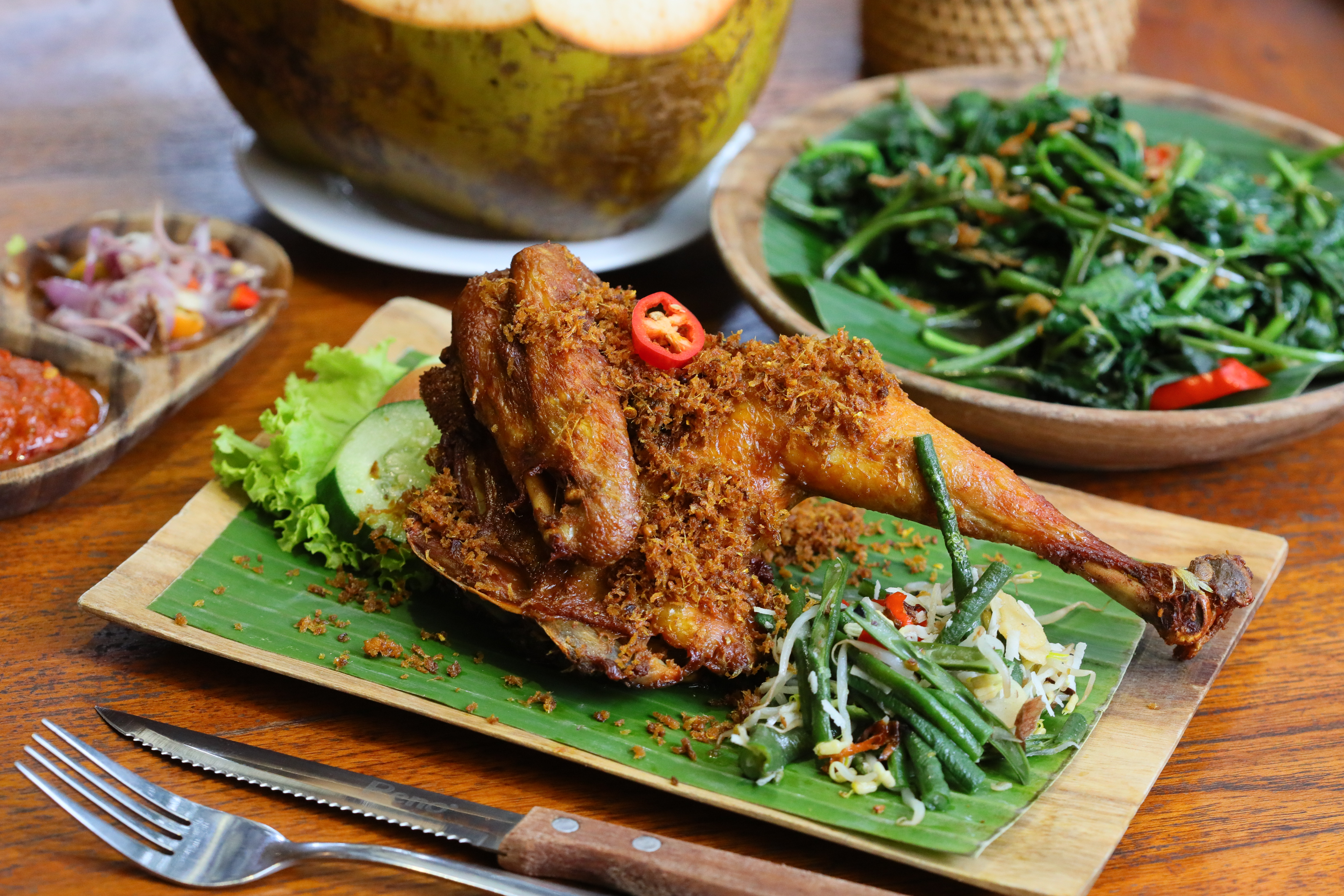 印尼式烤雞「Ayam Baker」洋溢烤椰子的獨特風味。（9.5萬印尼盾／半隻，約NT$193）