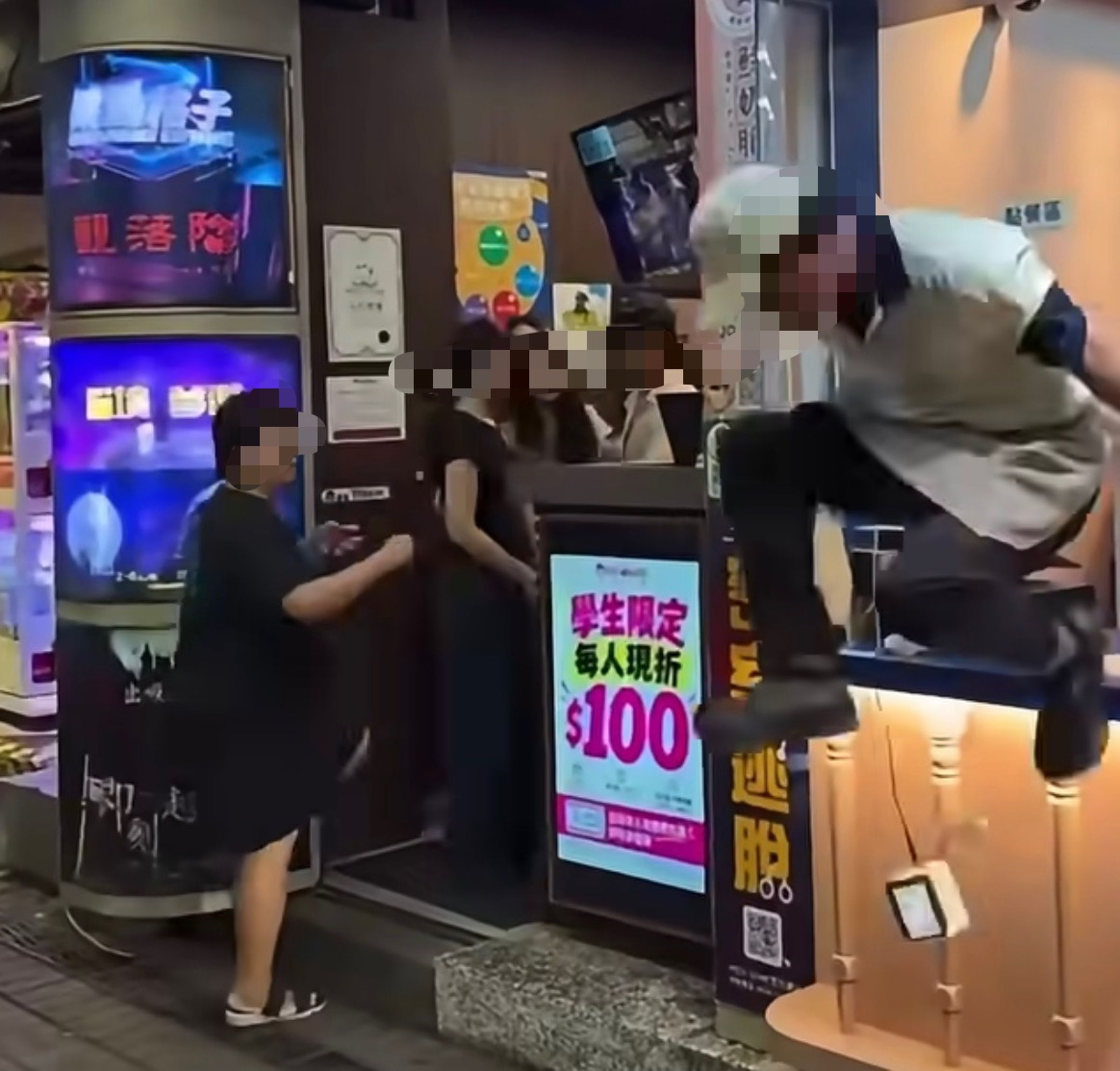 女顧客(左)拿東西砸甜甜圈店櫃台並辱罵店員,造成店員(右)情緒失控跳出櫃台攻擊該女。翻攝臉書「記者爆料網」