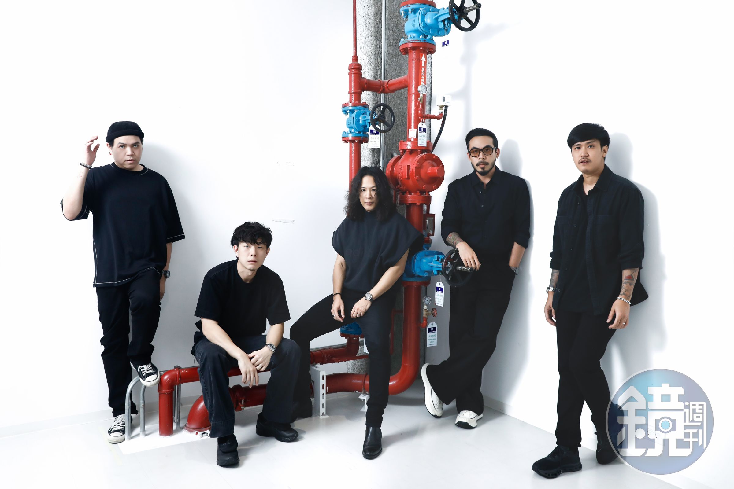 Cocktail於8月4日首度來台進行專場演出。貝斯手Park(右一)對台灣食物很有好奇心,吃了茶葉蛋也吃了臭豆腐。不愛甜食的Ohm(中)雖然不怎麼愛珍珠奶茶,這次還是排隊幫團員買了。(由左至右:吉他手Neng、鼓手Philips、主唱Ohm、吉他手Chao、貝斯手Park)