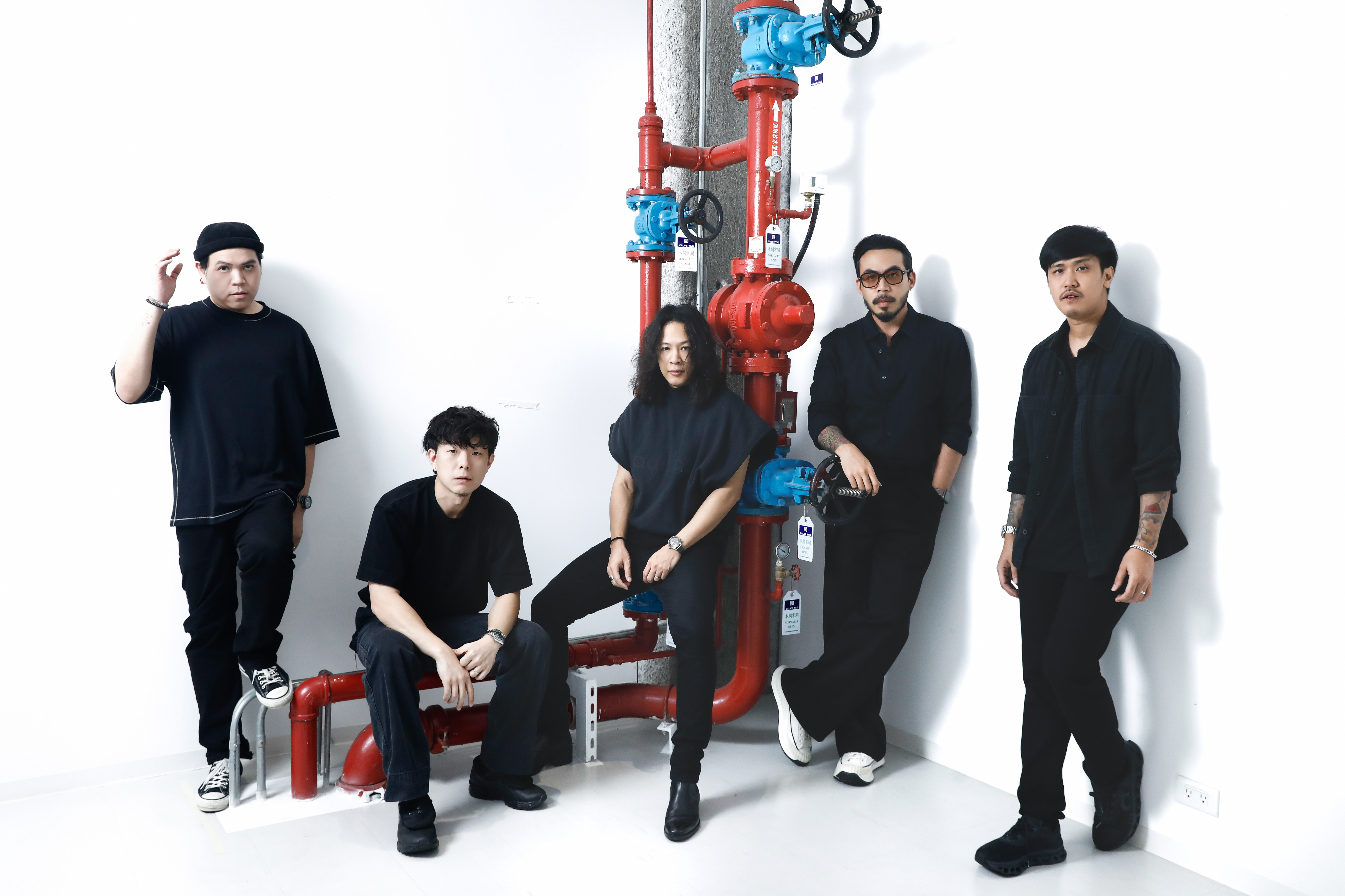 Cocktail於8月4日首度來台進行專場演出。貝斯手Park（右一）對台灣食物很有好奇心，吃了茶葉蛋也吃了臭豆腐。不愛甜食的Ohm（中）雖然不怎麼愛珍珠奶茶，這次還是排隊幫團員買了。（由左至右：吉他手Neng、鼓手Philips、主唱Ohm、吉他手Chao、貝斯手Park）