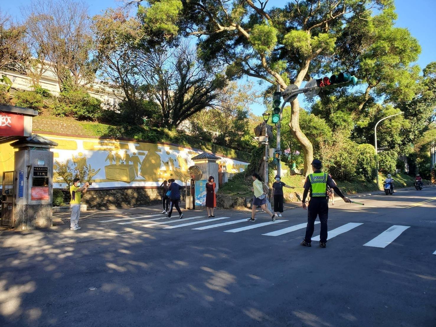 警方呼籲家長若需駕車接送學童，應提早出門並將車輛停放於合法空間。（警方提供）
