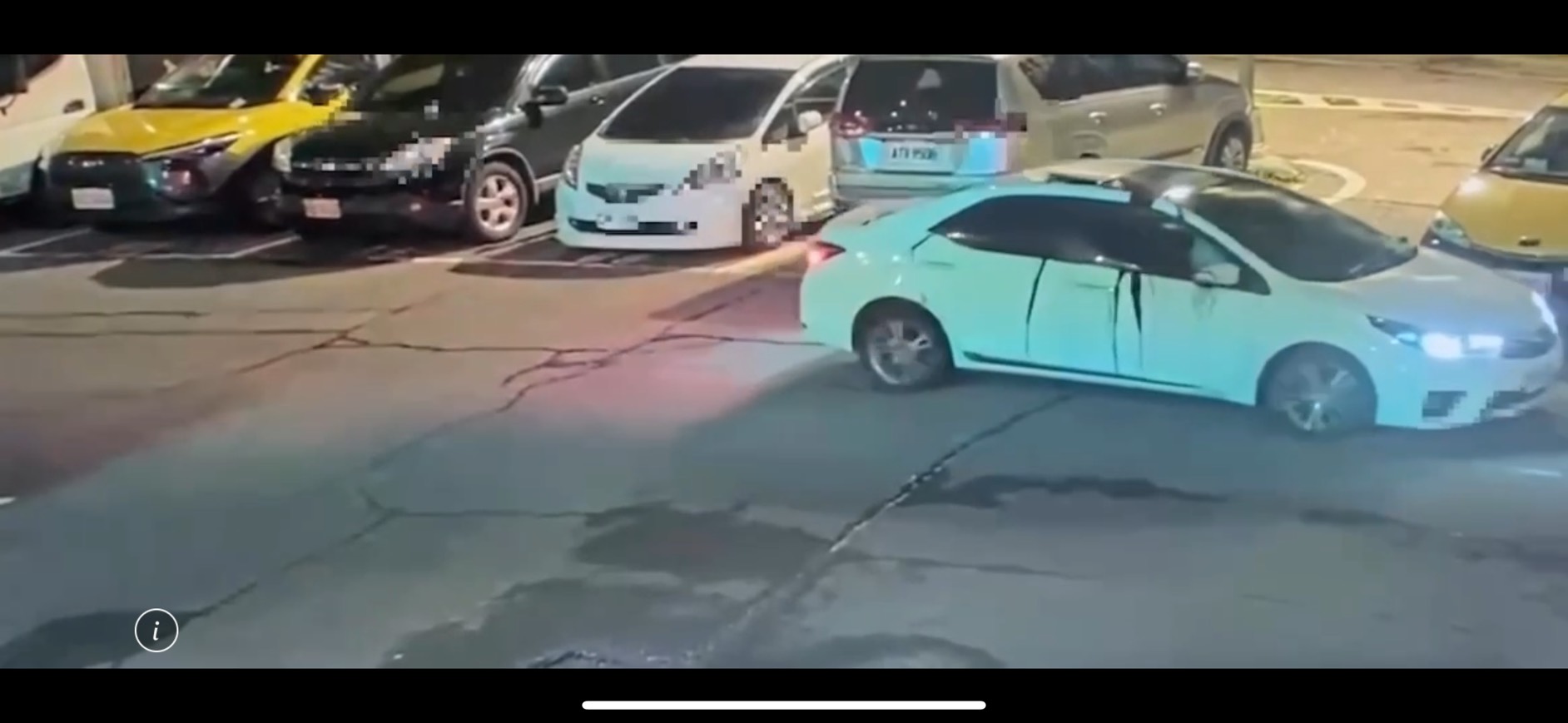 車主將車停在堤外停車場卻遭澆淋瀝青，只能緩慢開到修車廠處理。（翻攝畫面）