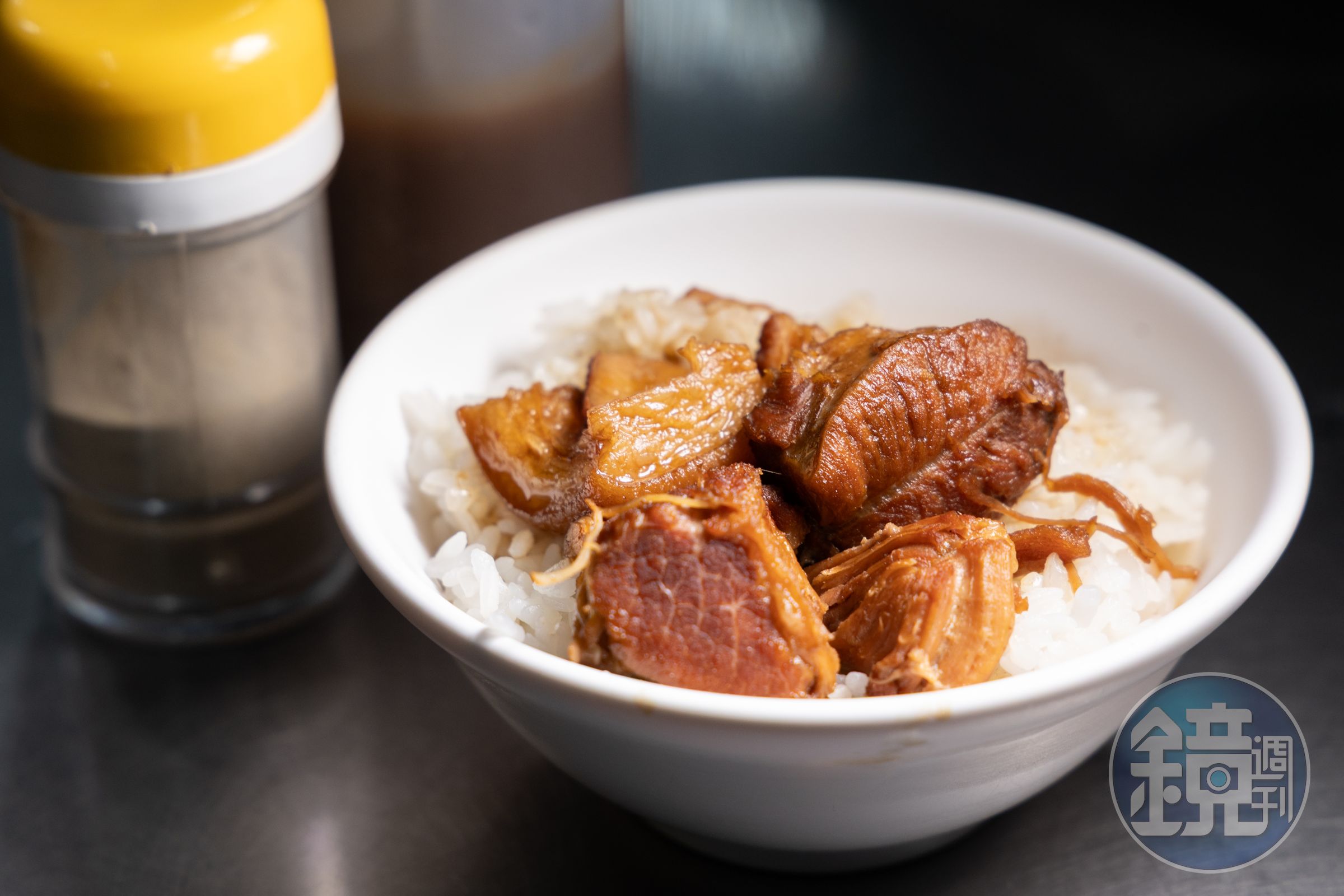 比預期中小碗的「腿庫飯」,適合再點些配菜。(60元/份)