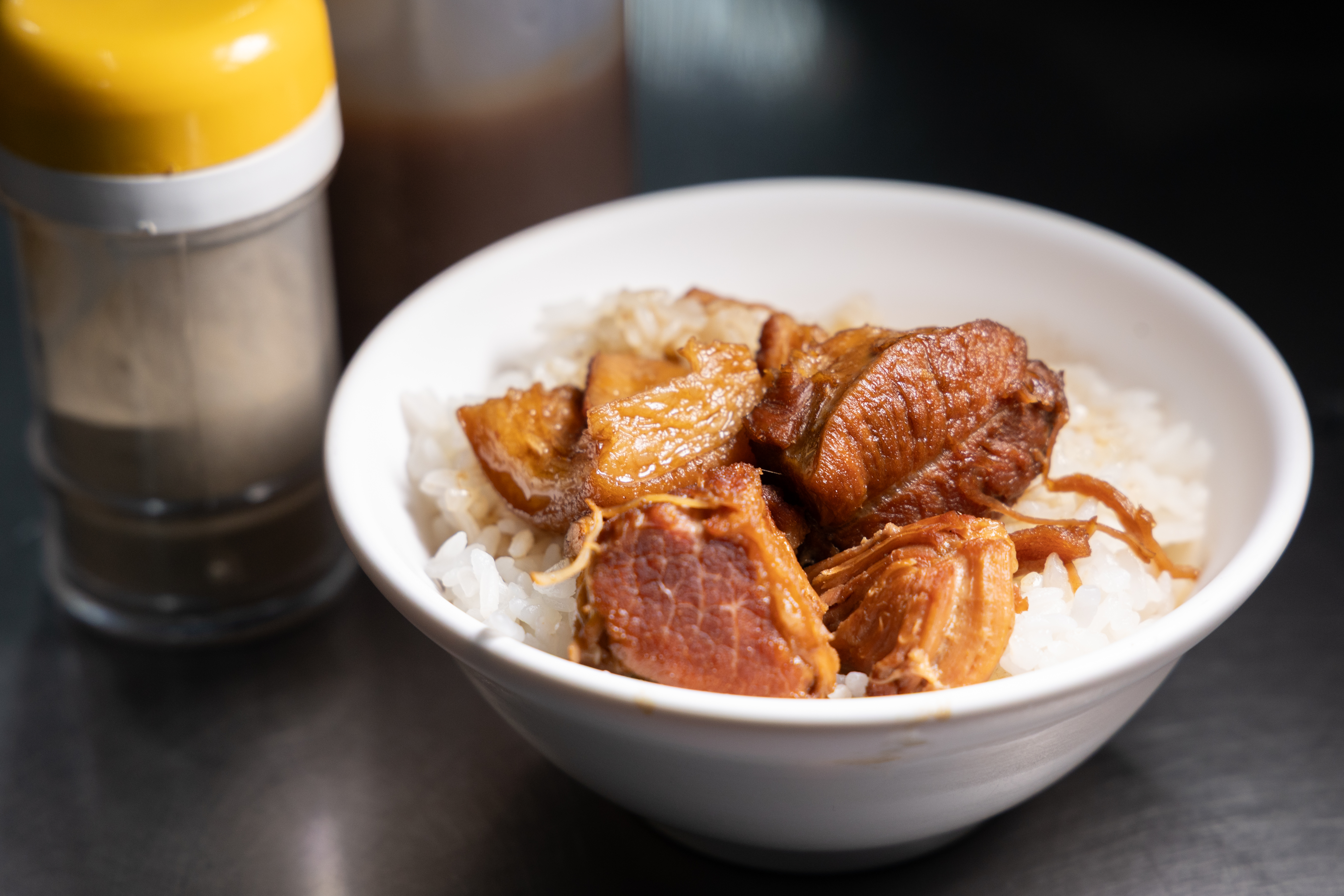 比預期中小碗的「腿庫飯」,適合再點些配菜。(60元/份)