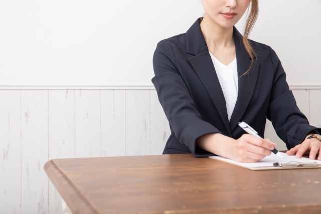 一名女子因12月29日離職領不到年終獎金，憤而向法院提起訴訟。（示意圖，photoAC）