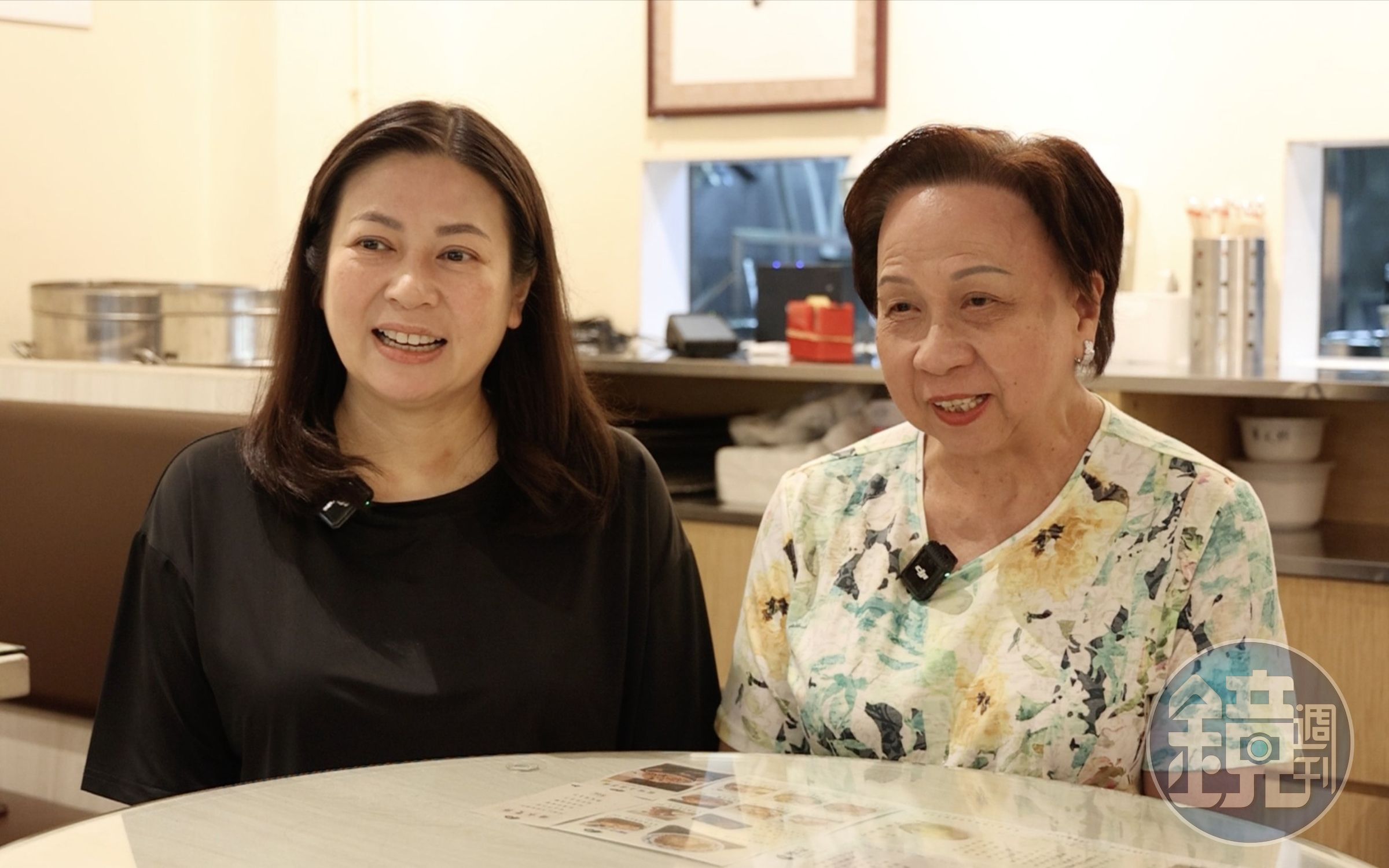 今年高齡85歲的第三代老闆娘李周少芳（右），現在也全力支持第四代李穎雯（左）在天后重開的「源記甜品小食」。