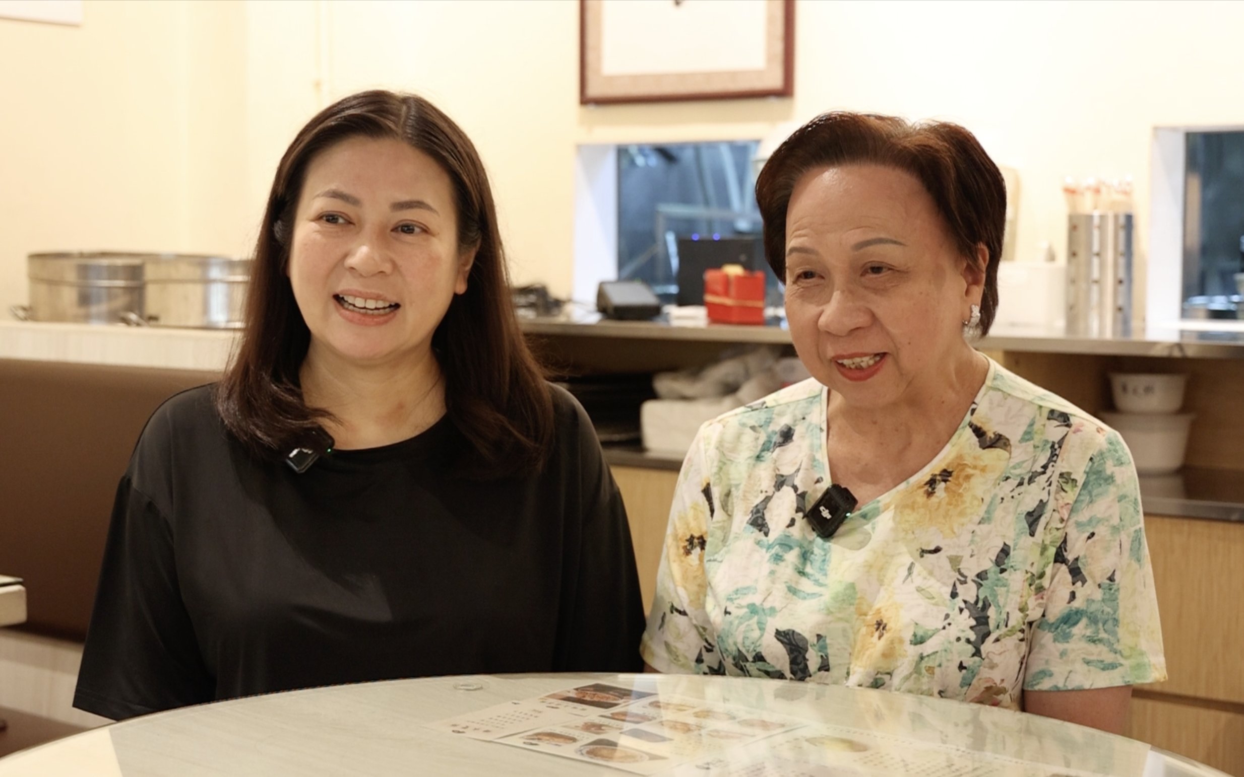 今年高齡85歲的第三代老闆娘李周少芳(右),現在也全力支持第四代李穎雯(左)在天后重開的「源記甜品小食」。