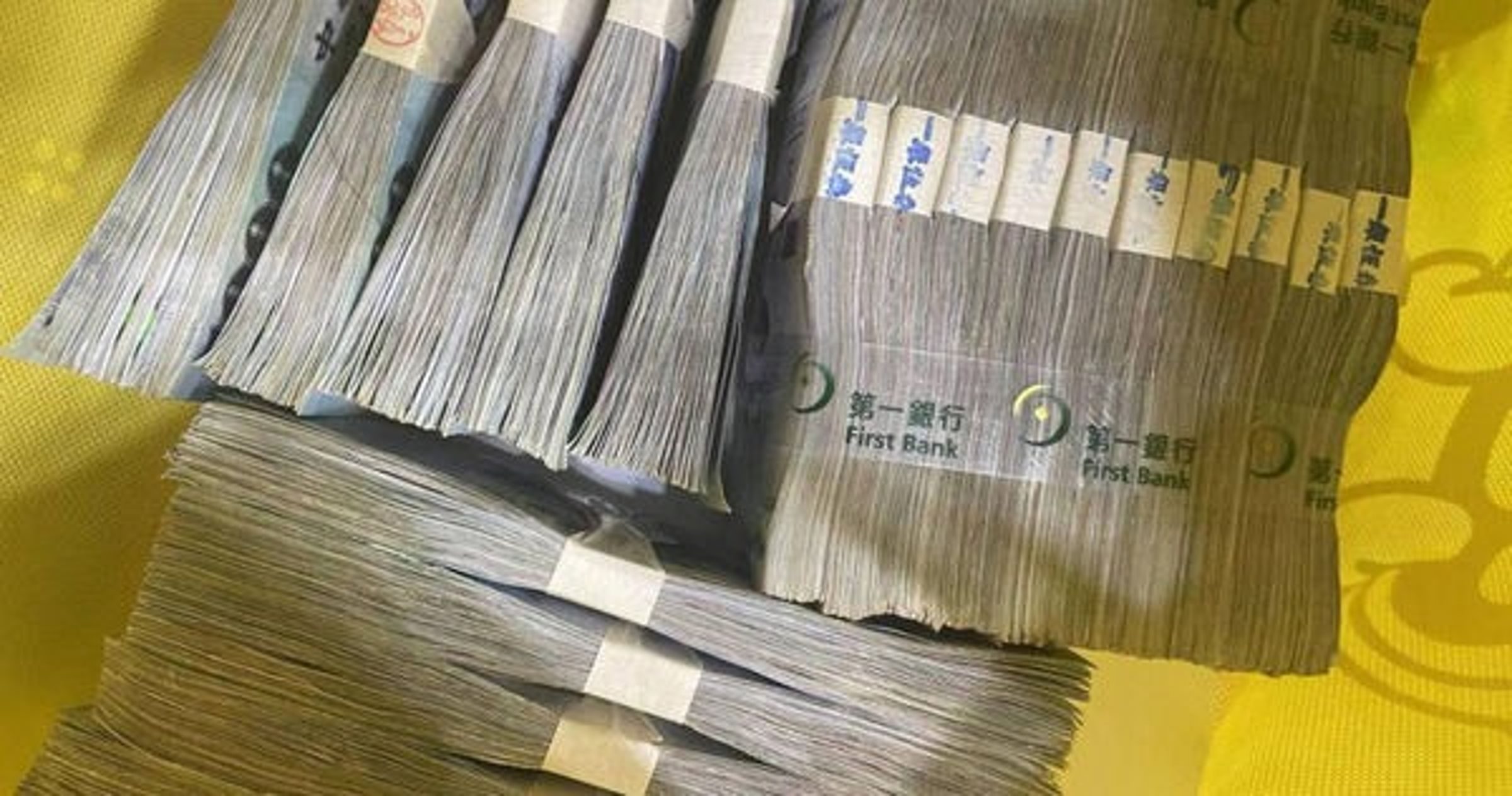 一名人妻在櫃子裡發現丈夫藏的私房錢。(翻攝自毒姑九賤婆媳討論區臉書)