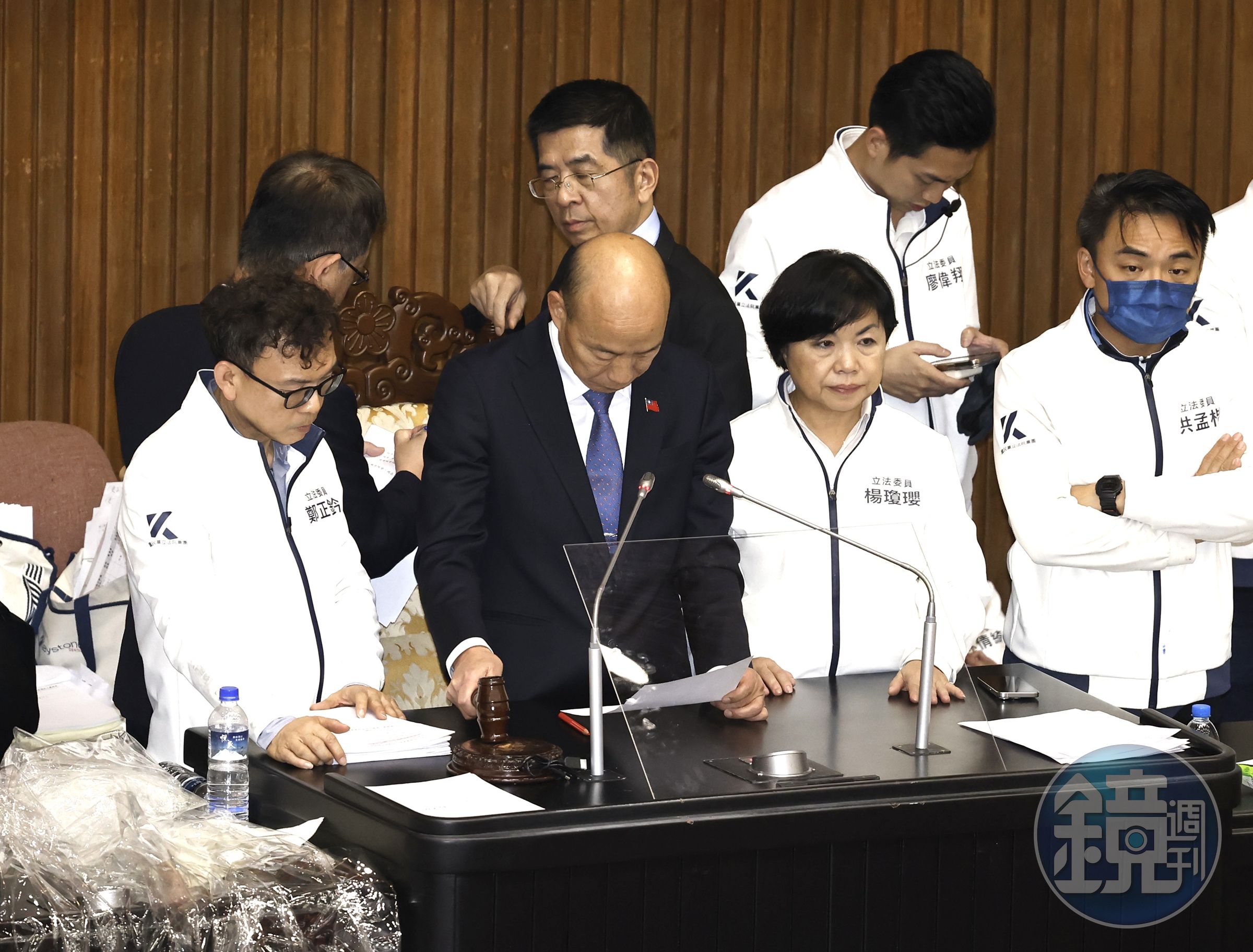 上週五藍白聯手強渡《憲訴法》修正草案，圖行政院長韓國瑜敲槌，宣布完成三讀的畫面。（本刊資料照）