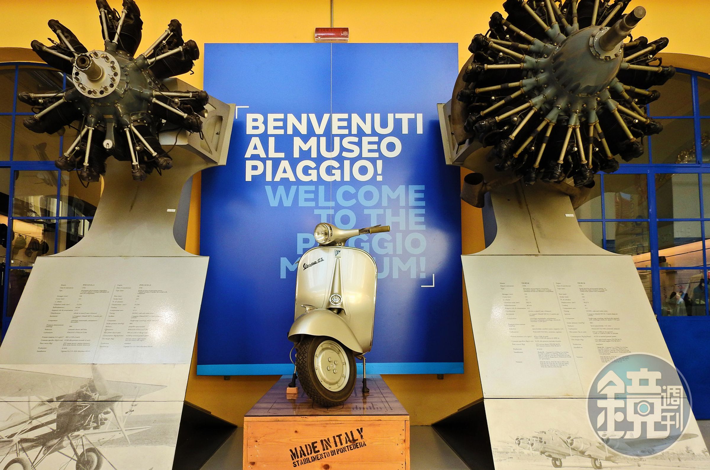 Museo Piaggio入口迎賓區，經典車款與飛機引擎並列，代表Piaggio讓Vespa飛進每個人的日常。