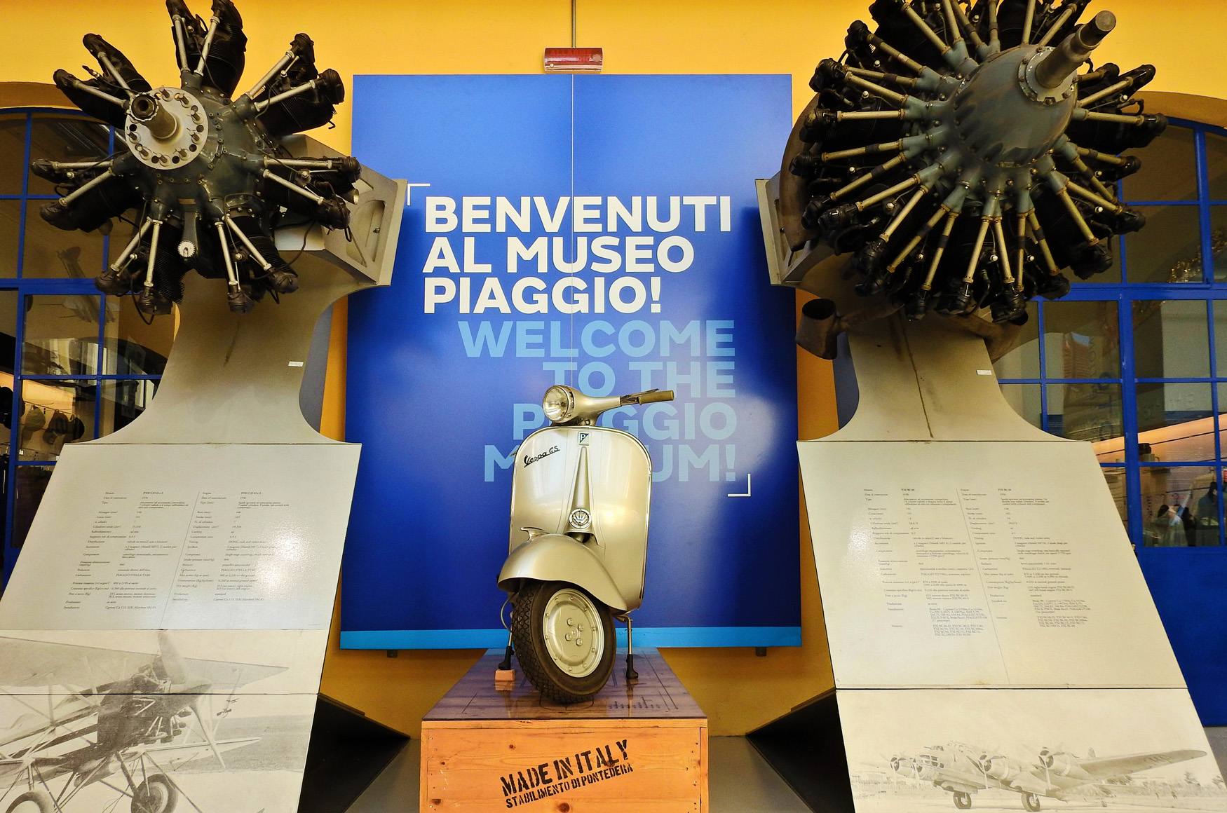 Museo Piaggio入口迎賓區，經典車款與飛機引擎並列，代表Piaggio讓Vespa飛進每個人的日常。