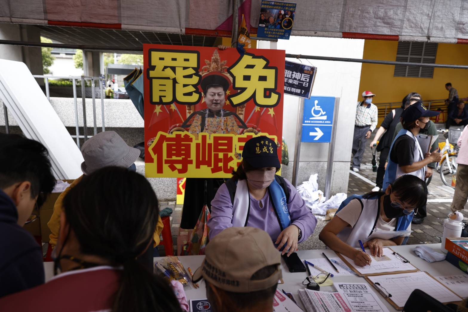 不少人高舉罷免相關海報、標語，並提供民眾簽署連署書。
