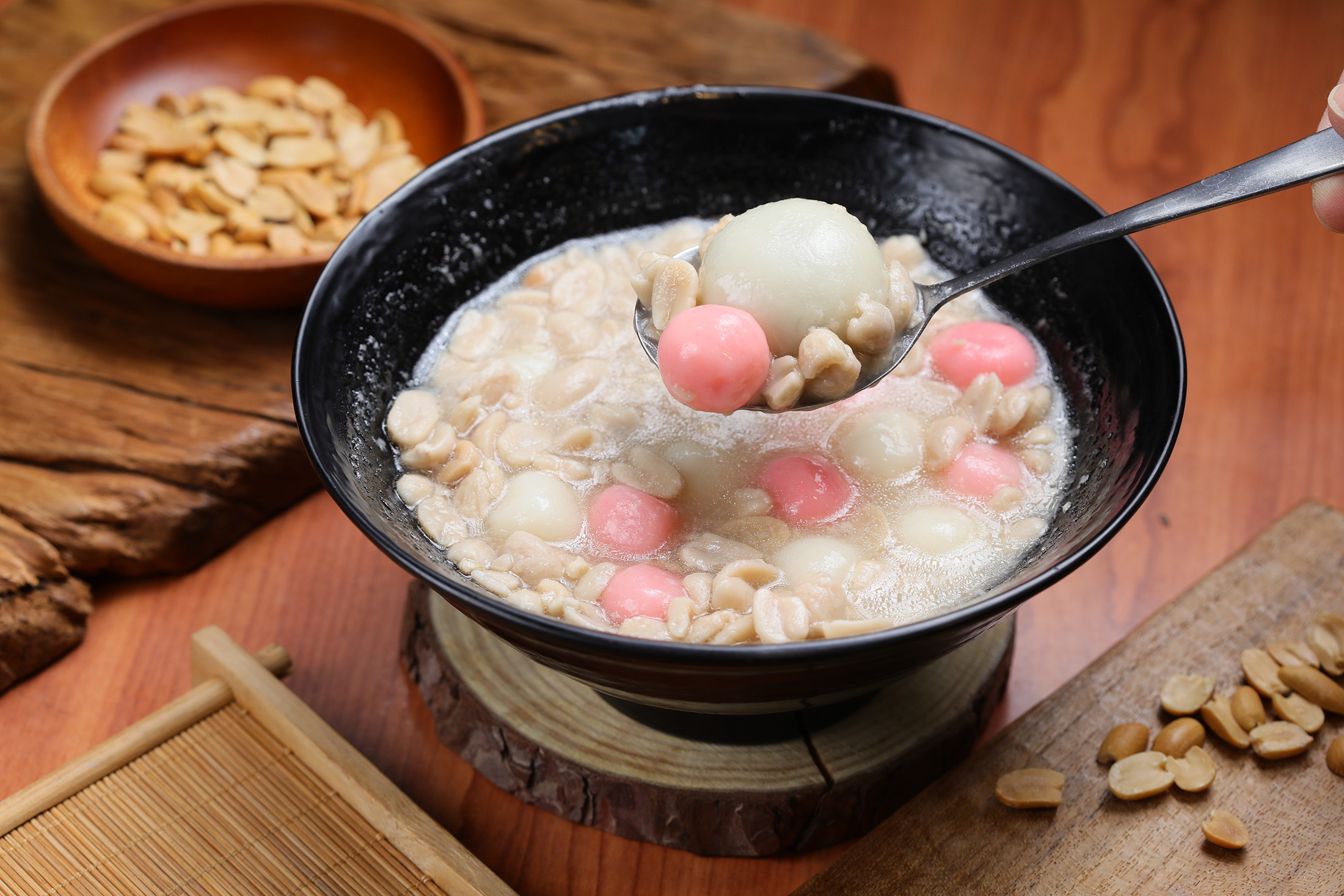 「花生湯圓」選用雲林北港花生，經長時間熬煮後呈現乳白色湯頭。（65元／份）