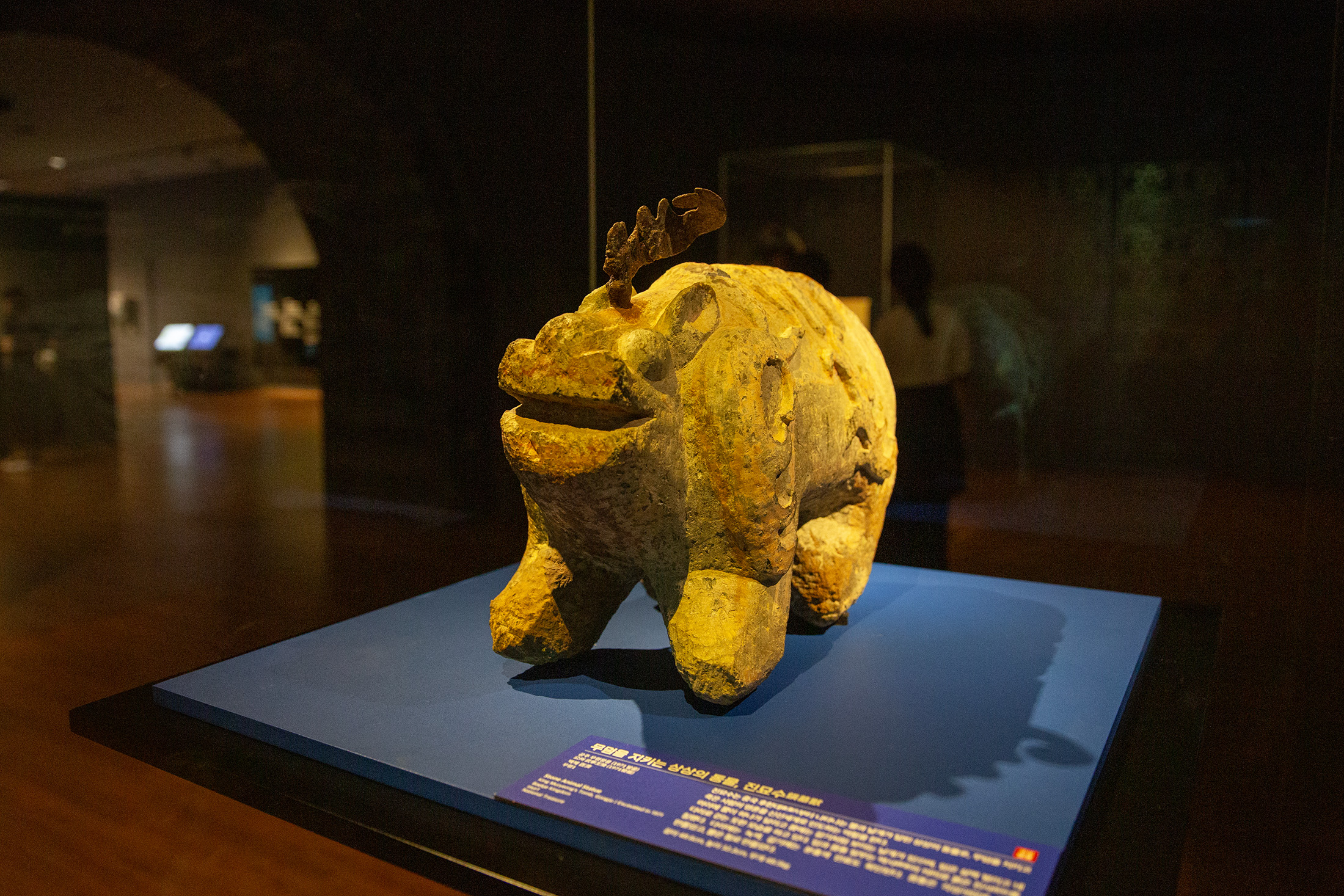 一樓展示的國寶「鎮墓獸」石雕，神態憨態可掬，當年肩負著守護百濟武寧王陵的重任。